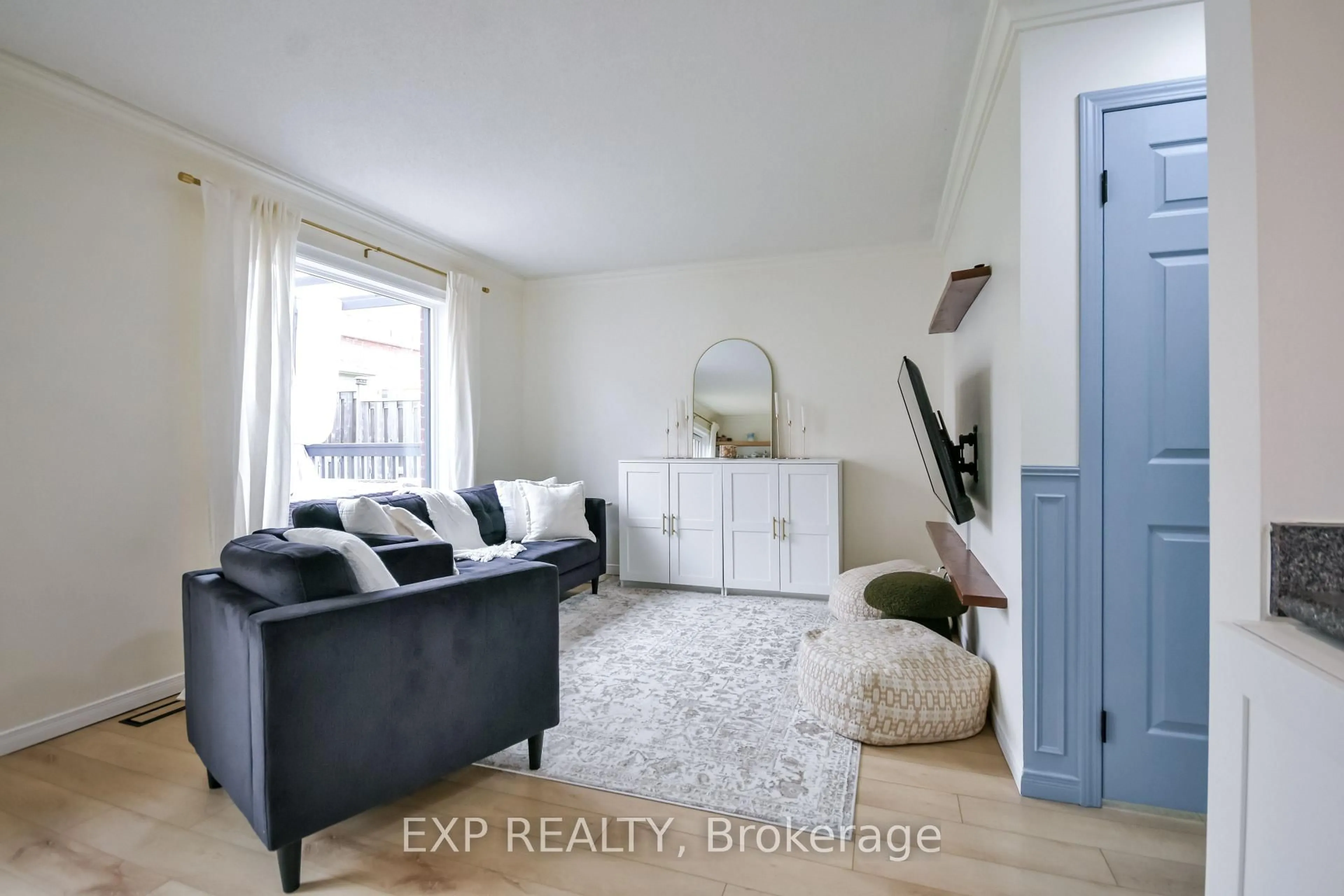 Living room with furniture, unknown for 1475 Rankin Way, Innisfil Ontario L9S 0C6