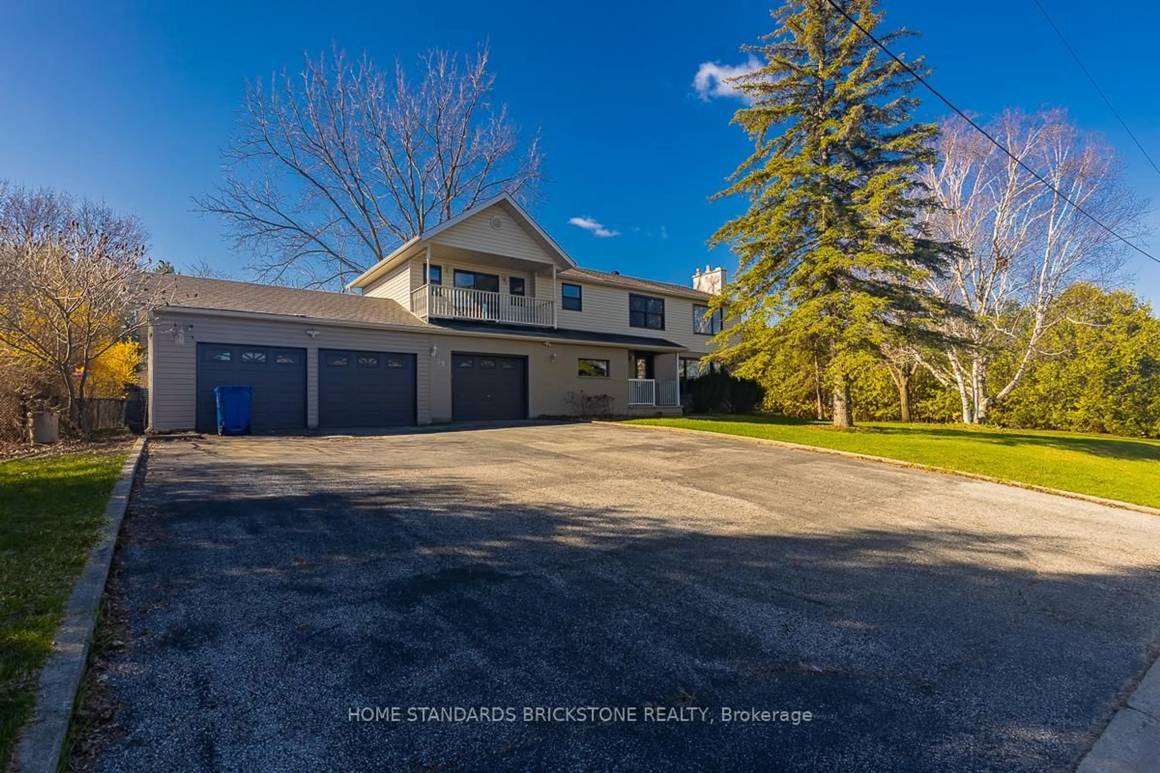 A pic from outside/outdoor area/front of a property/back of a property/a pic from drone, street for 39 Milne Lane, East Gwillimbury Ontario L0G 1R0