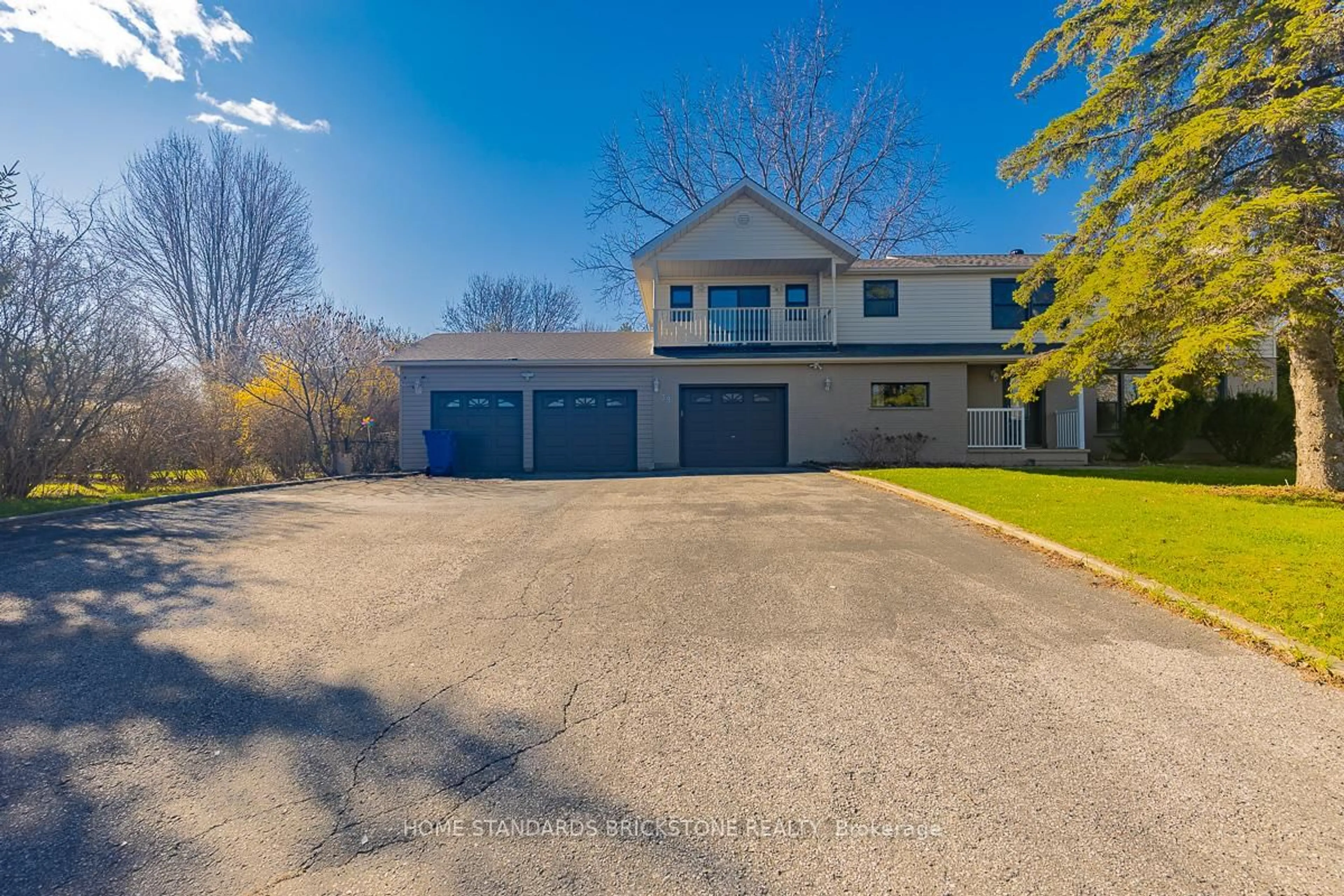 A pic from outside/outdoor area/front of a property/back of a property/a pic from drone, street for 39 Milne Lane, East Gwillimbury Ontario L0G 1R0