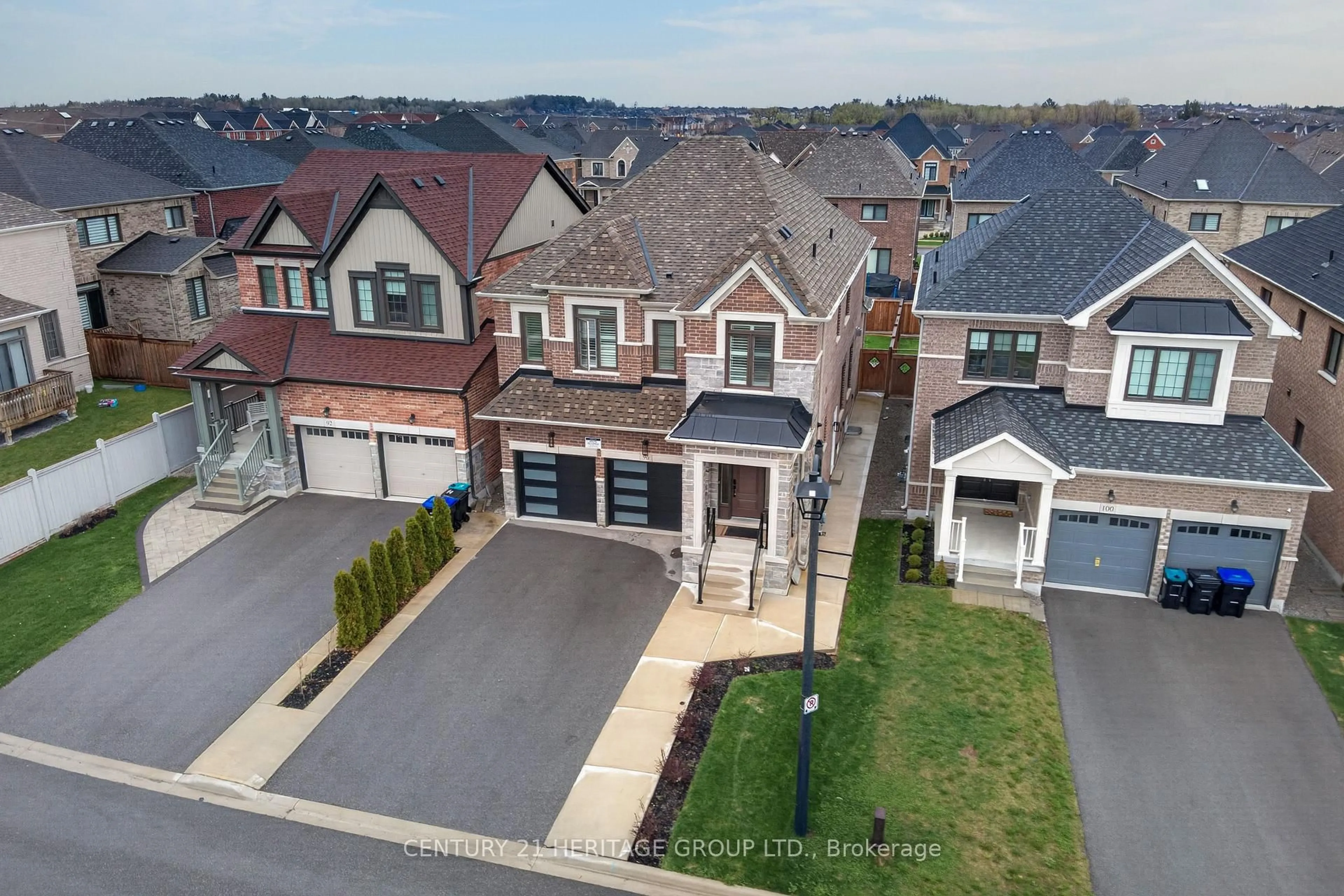A pic from outside/outdoor area/front of a property/back of a property/a pic from drone, street for 96 Bartram Cres, Bradford West Gwillimbury Ontario L3Z 4J2