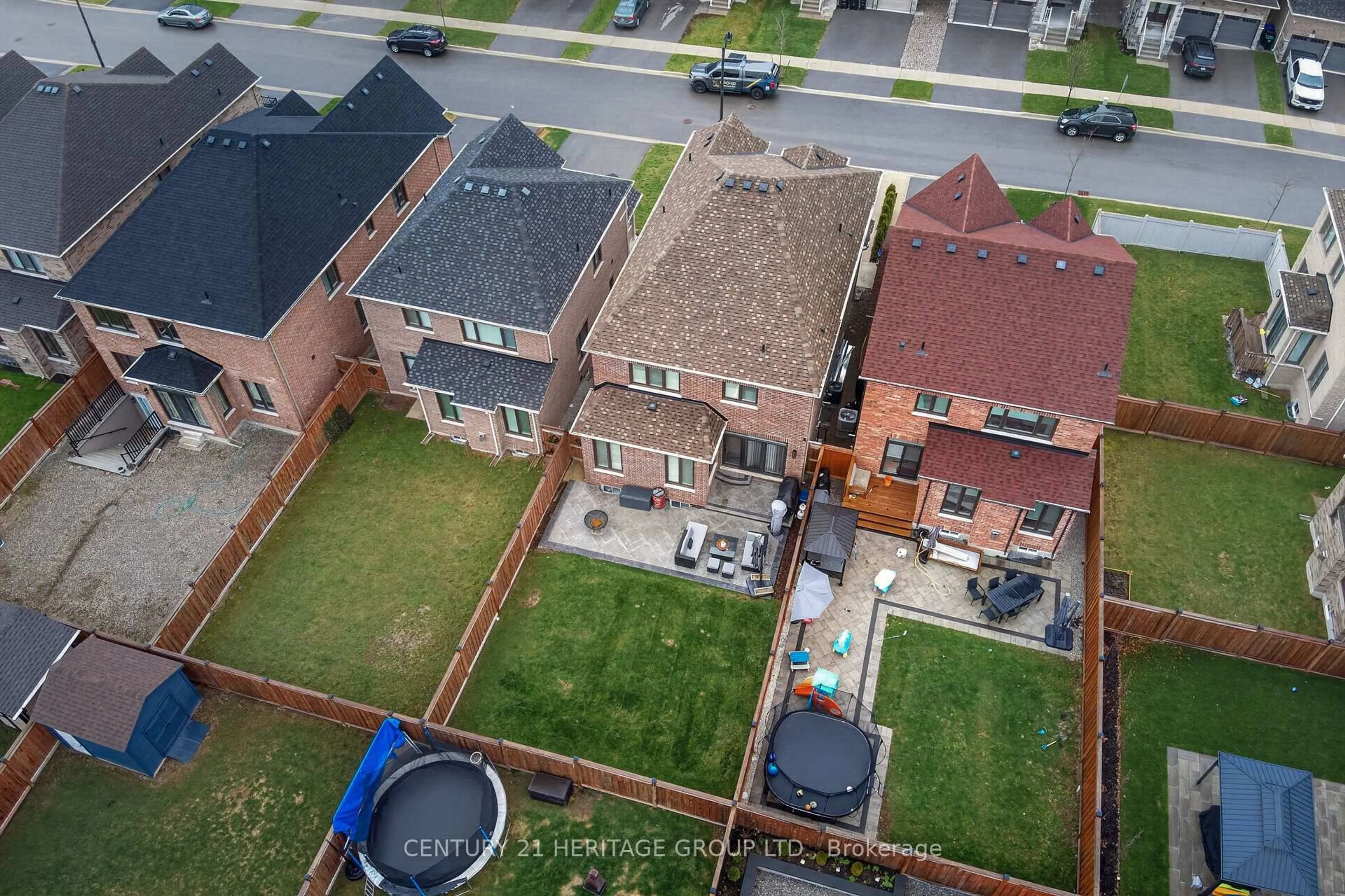 A pic from outside/outdoor area/front of a property/back of a property/a pic from drone, street for 96 Bartram Cres, Bradford West Gwillimbury Ontario L3Z 4J2
