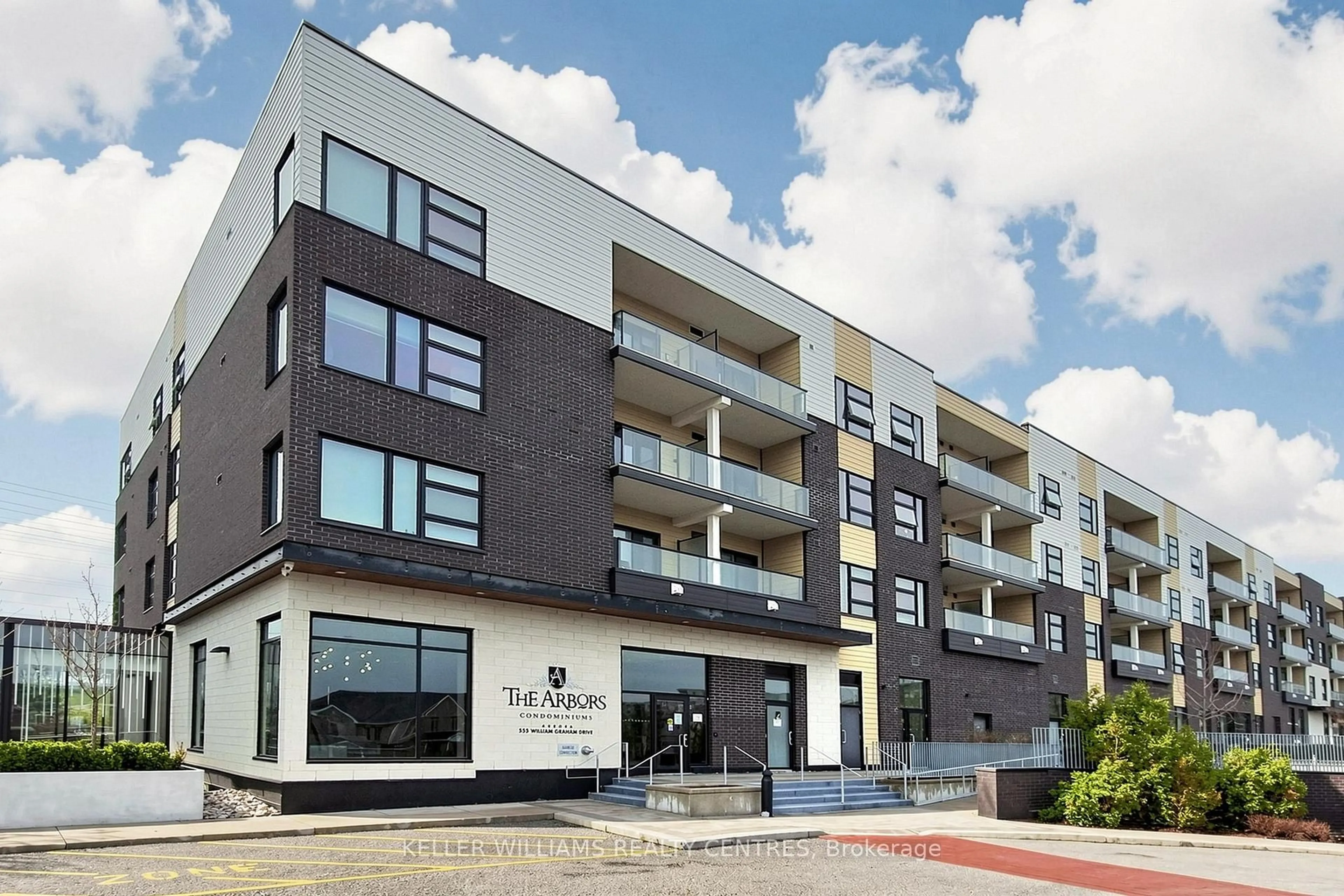 Patio, building for 555 William Graham Dr #101, Aurora Ontario L4G 3H9