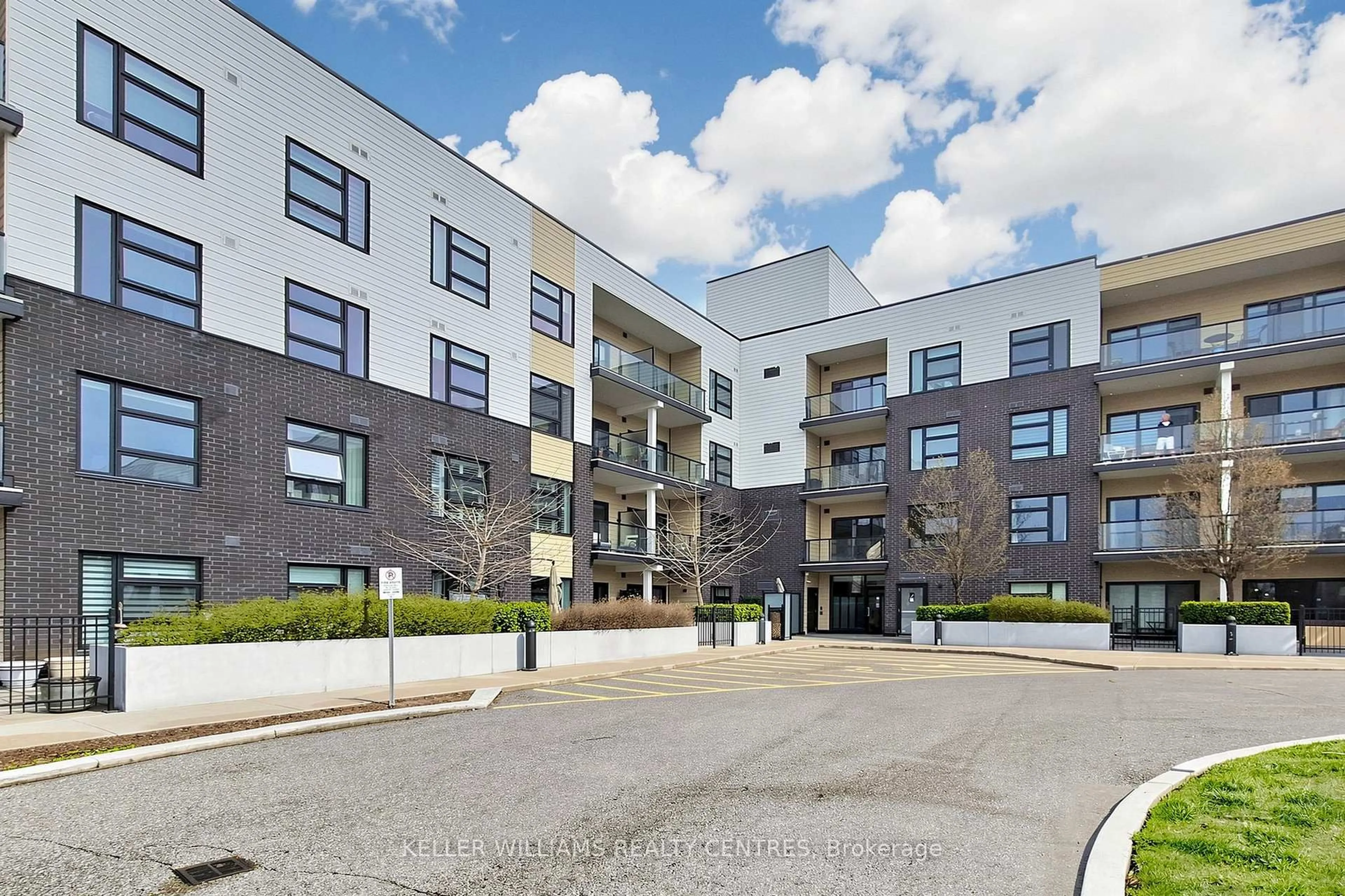 Patio, building for 555 William Graham Dr #101, Aurora Ontario L4G 3H9