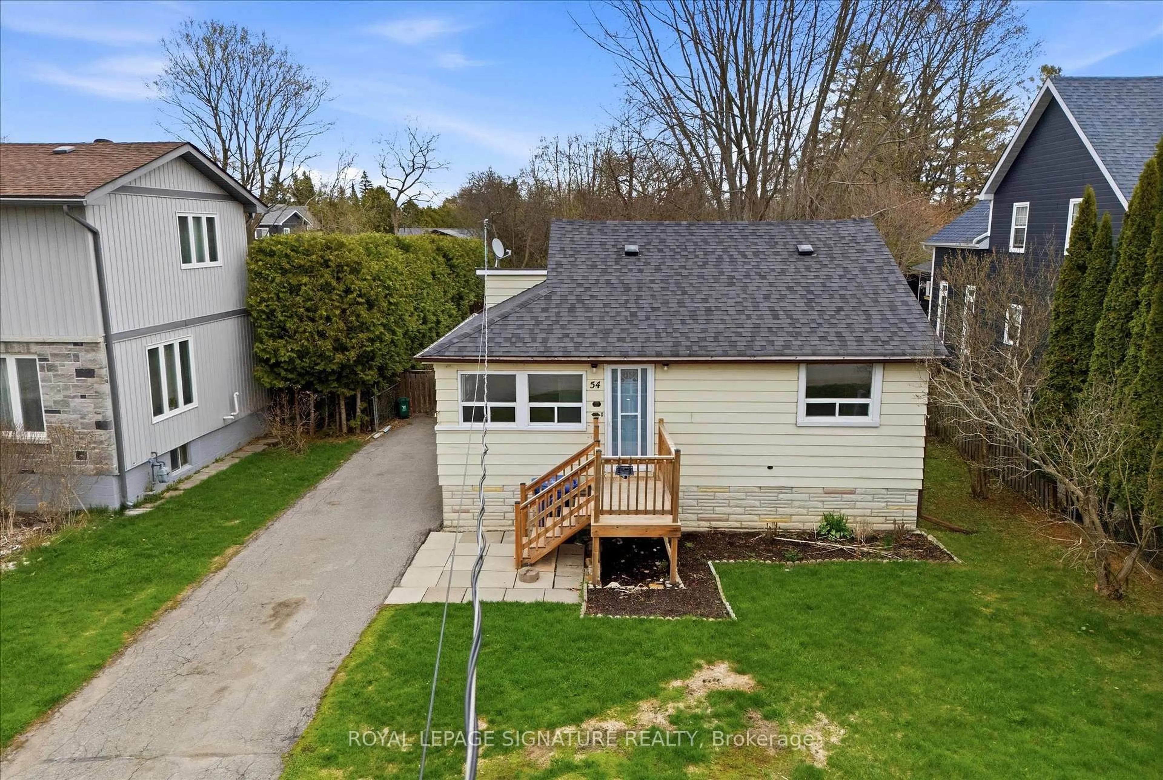 A pic from outside/outdoor area/front of a property/back of a property/a pic from drone, street for 54 Farley Circ, Georgina Ontario L0E 1S0