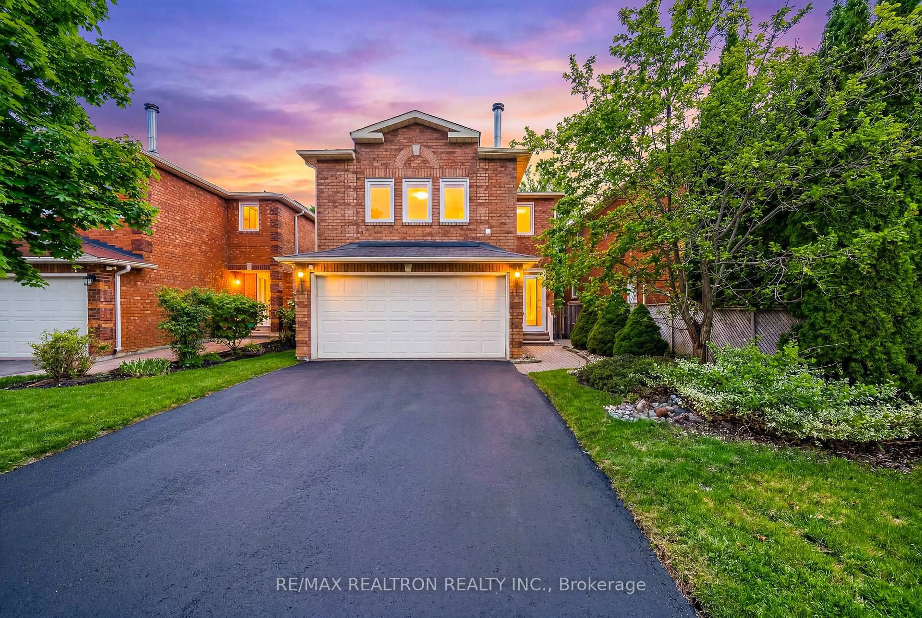 Home with brick exterior material, street for 19 Justus Dr, Richmond Hill Ontario L4C 9Z4