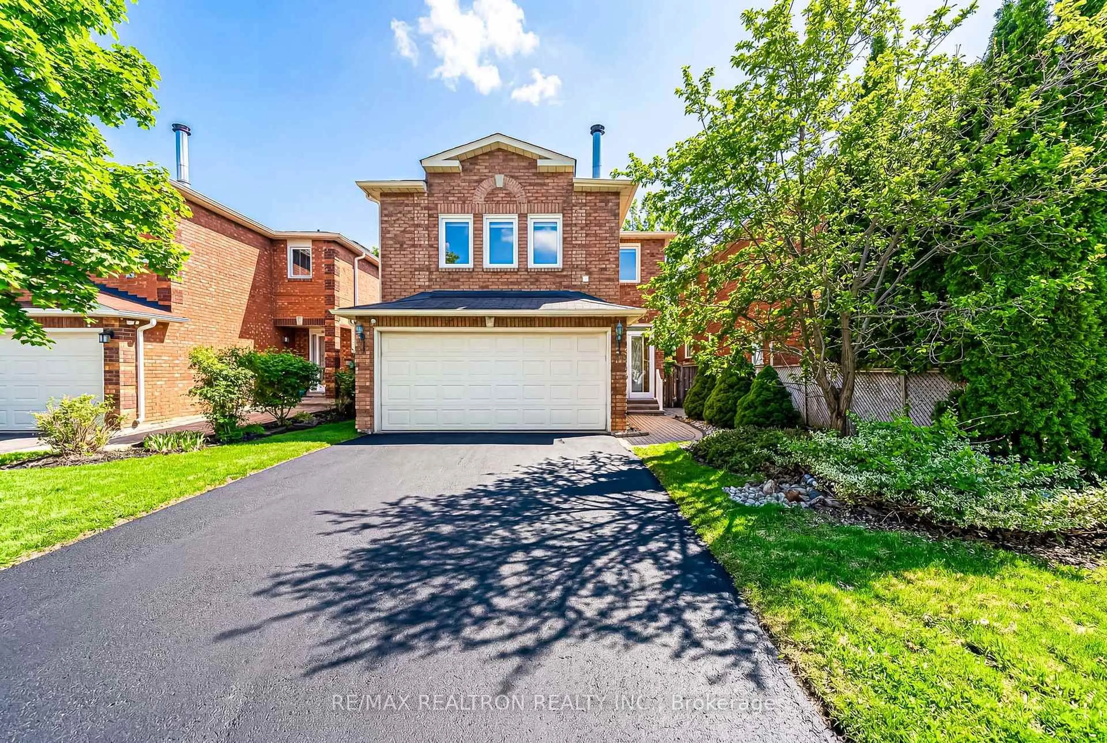 Home with brick exterior material, street for 19 Justus Dr, Richmond Hill Ontario L4C 9Z4