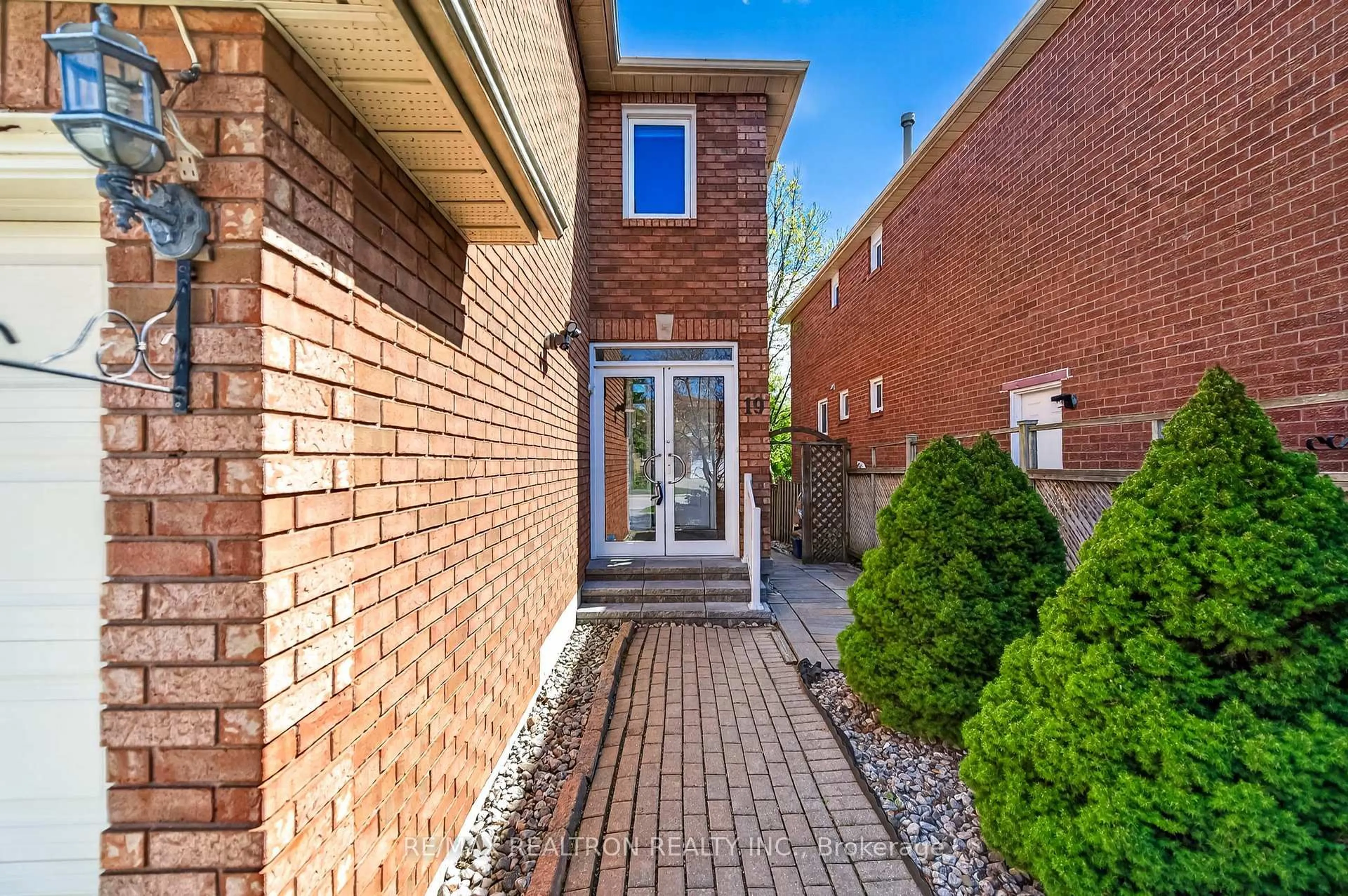 Home with brick exterior material, street for 19 Justus Dr, Richmond Hill Ontario L4C 9Z4