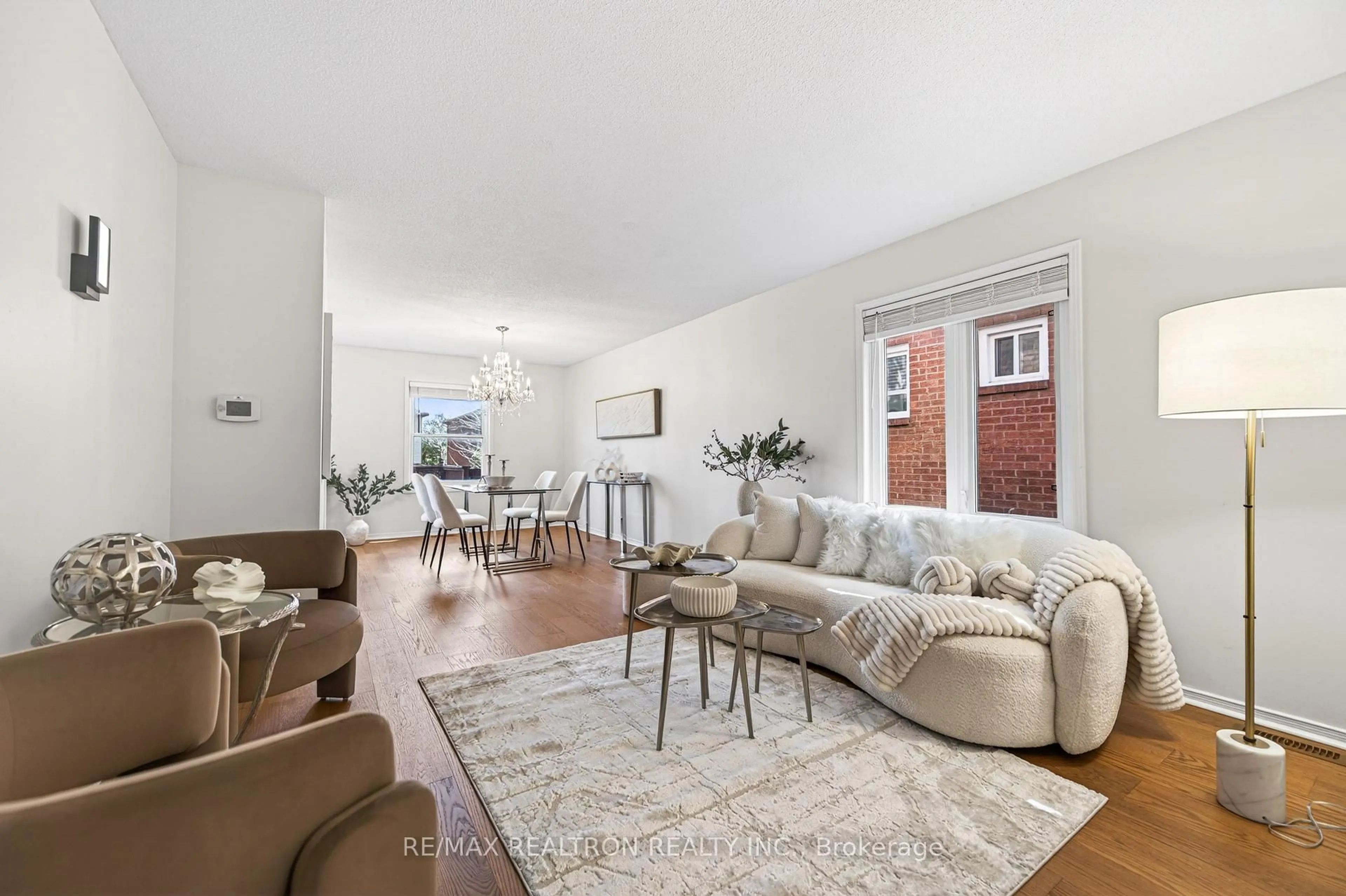 Living room with furniture, unknown for 19 Justus Dr, Richmond Hill Ontario L4C 9Z4