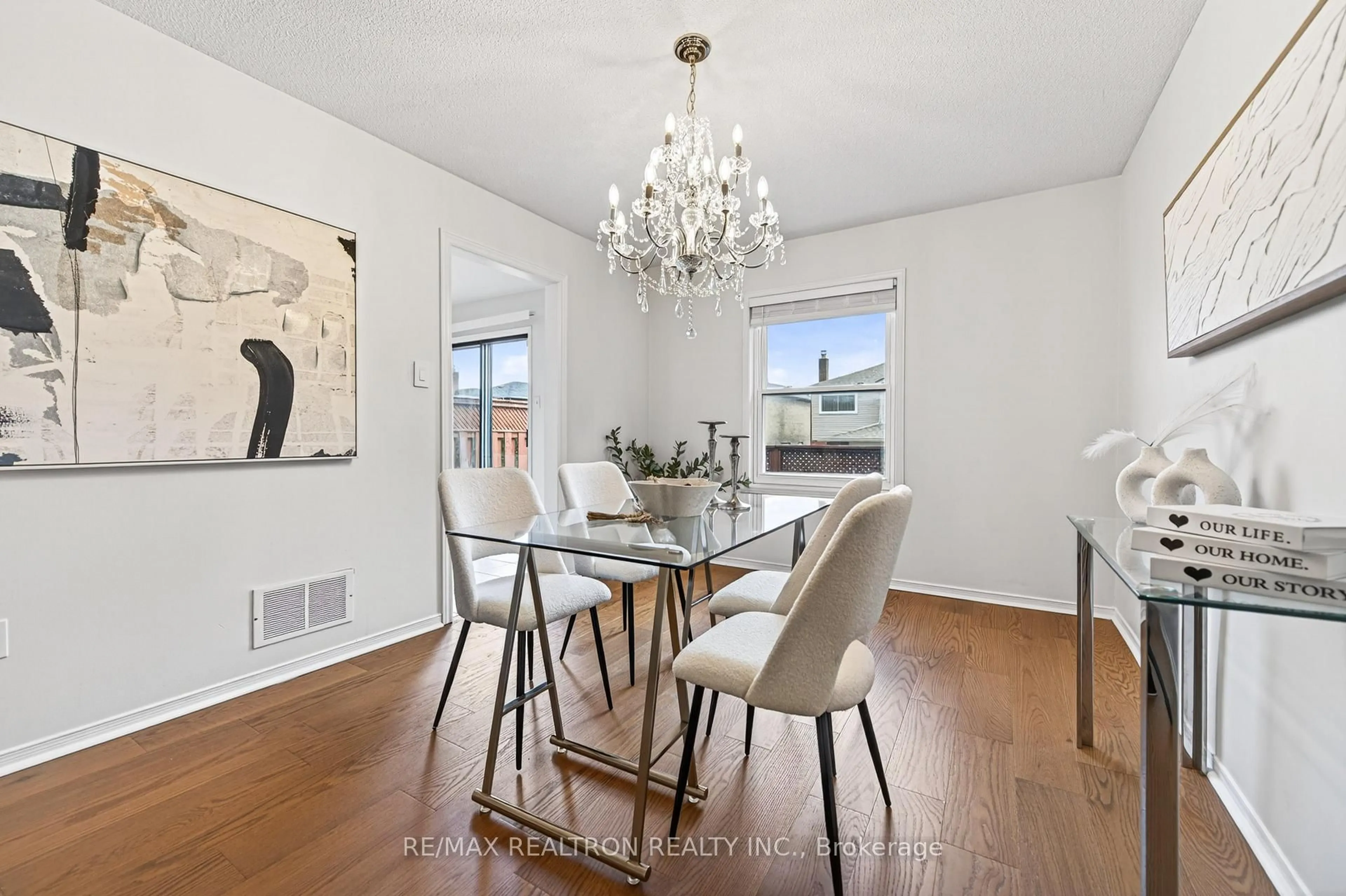Dining room, wood/laminate floor for 19 Justus Dr, Richmond Hill Ontario L4C 9Z4