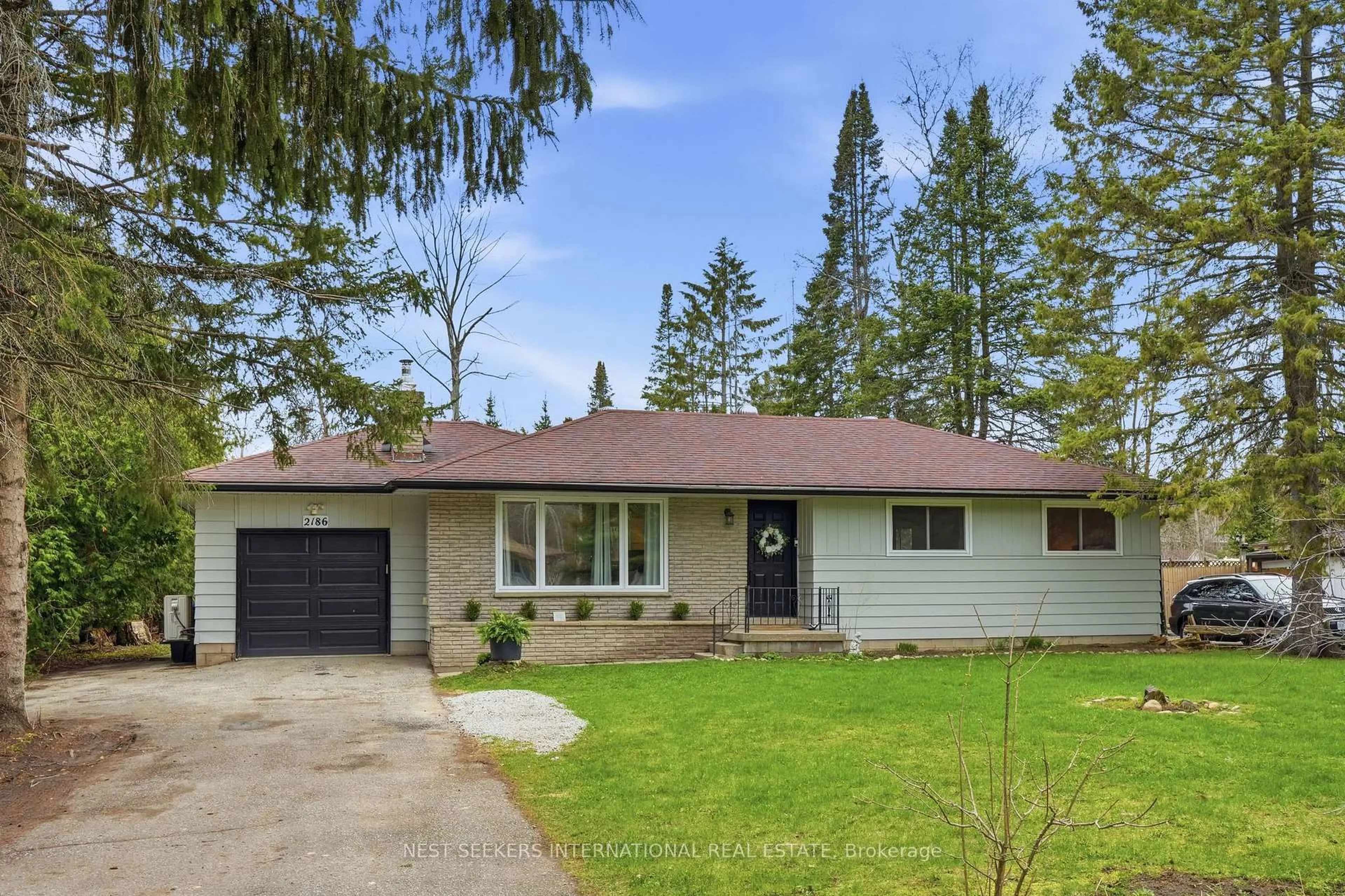 Home with vinyl exterior material, street for 2186 Richard St, Innisfil Ontario L9S 2C4