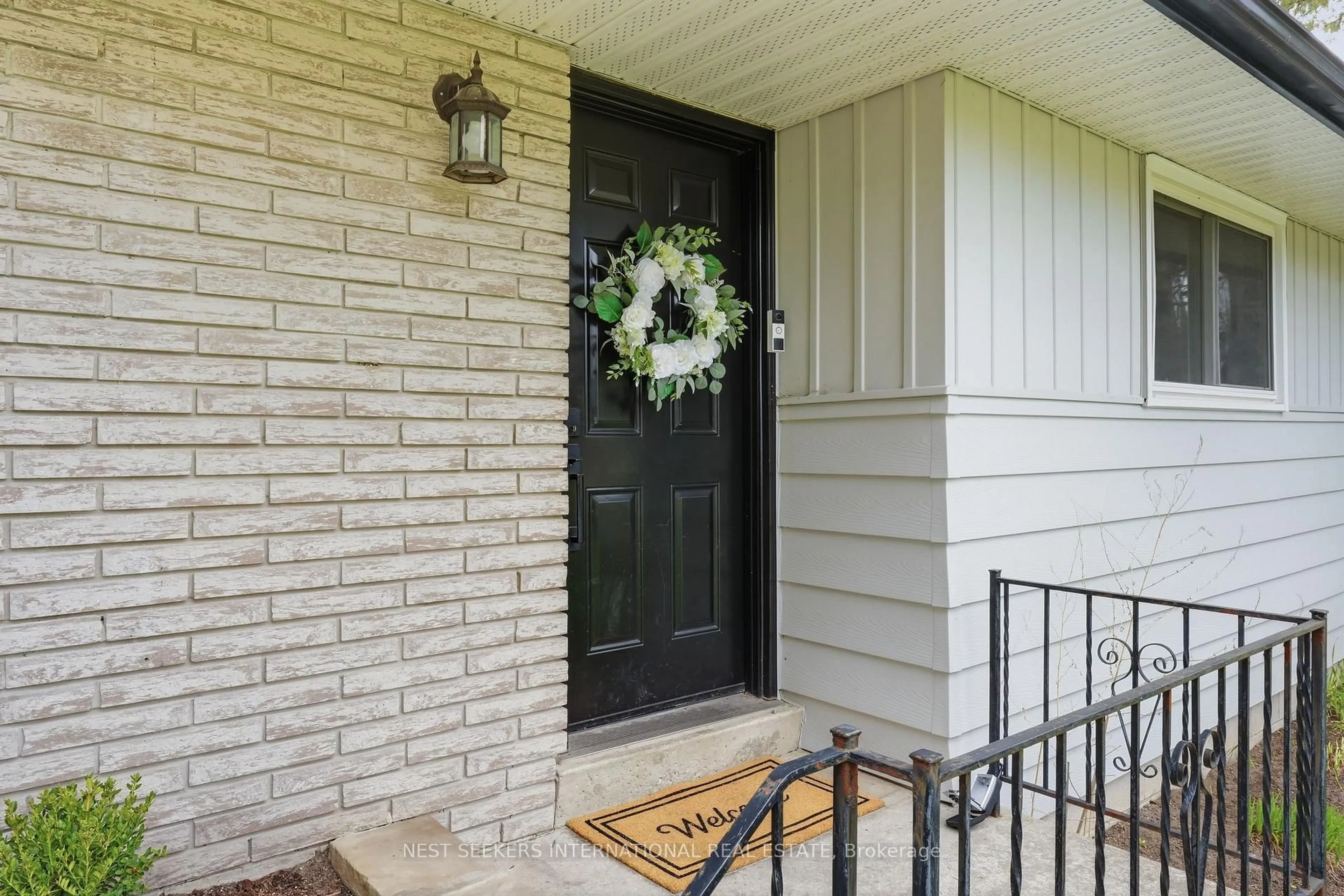 Indoor entryway for 2186 Richard St, Innisfil Ontario L9S 2C4
