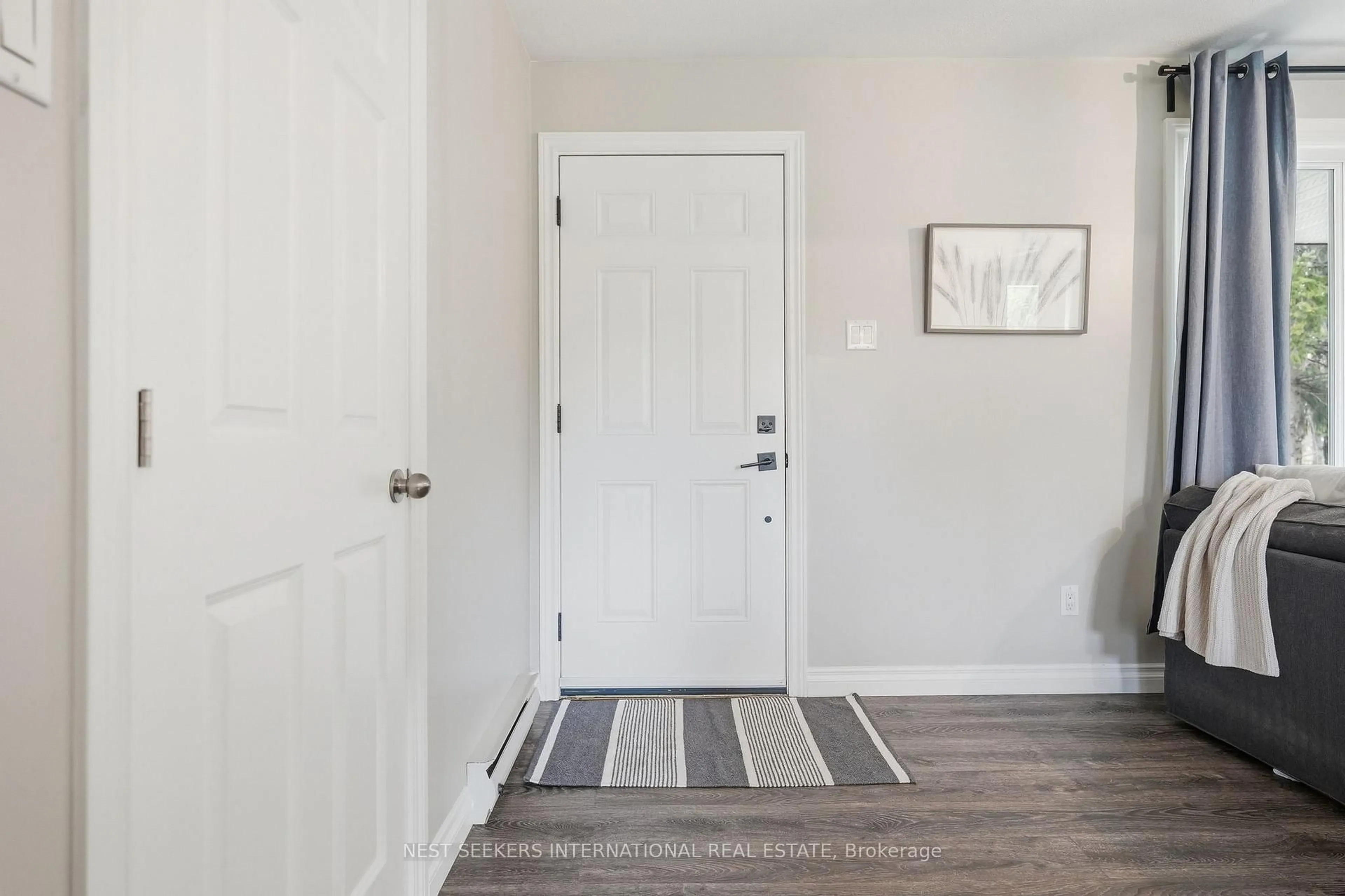 Indoor entryway for 2186 Richard St, Innisfil Ontario L9S 2C4