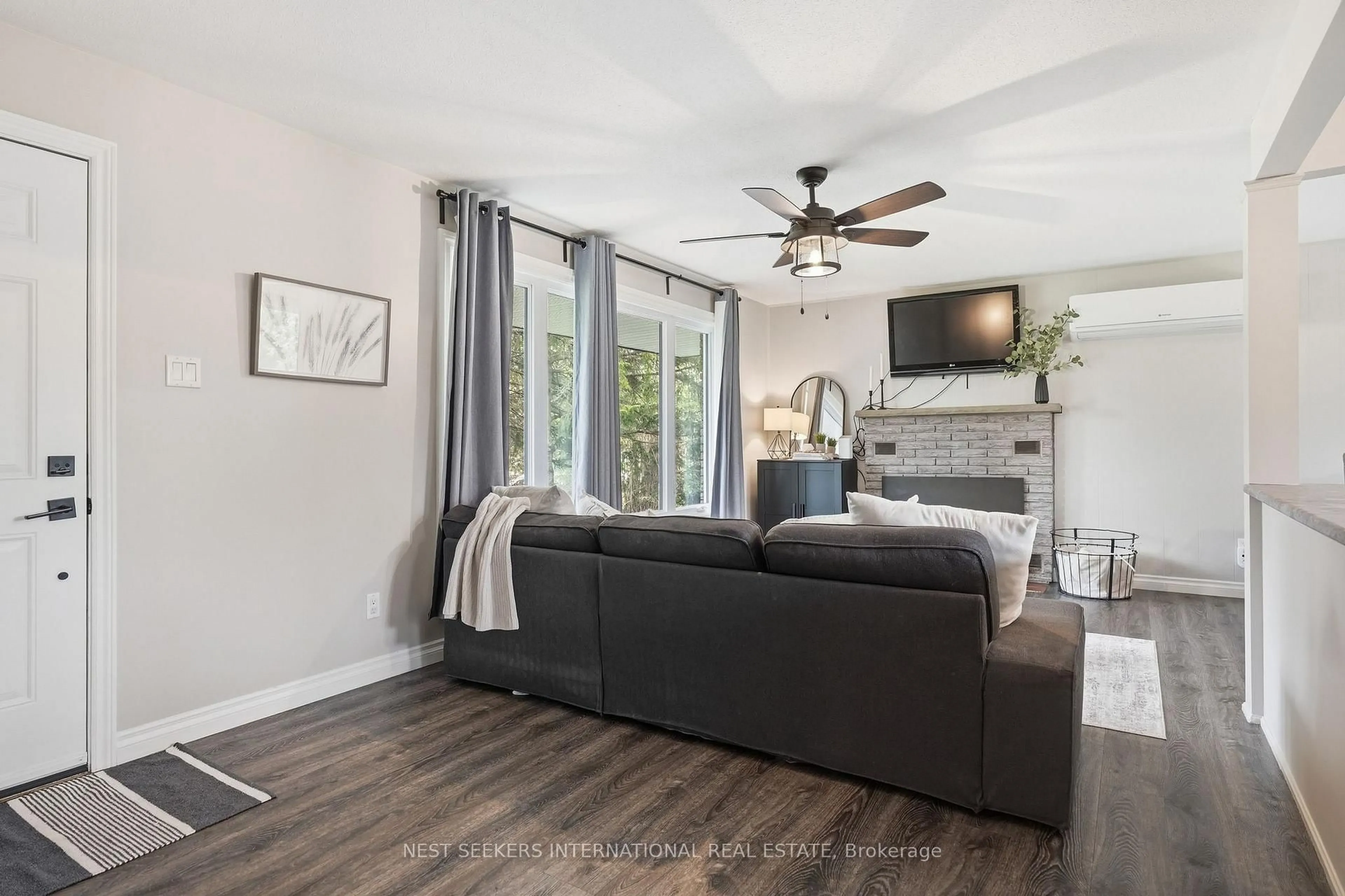 Living room with furniture, unknown for 2186 Richard St, Innisfil Ontario L9S 2C4