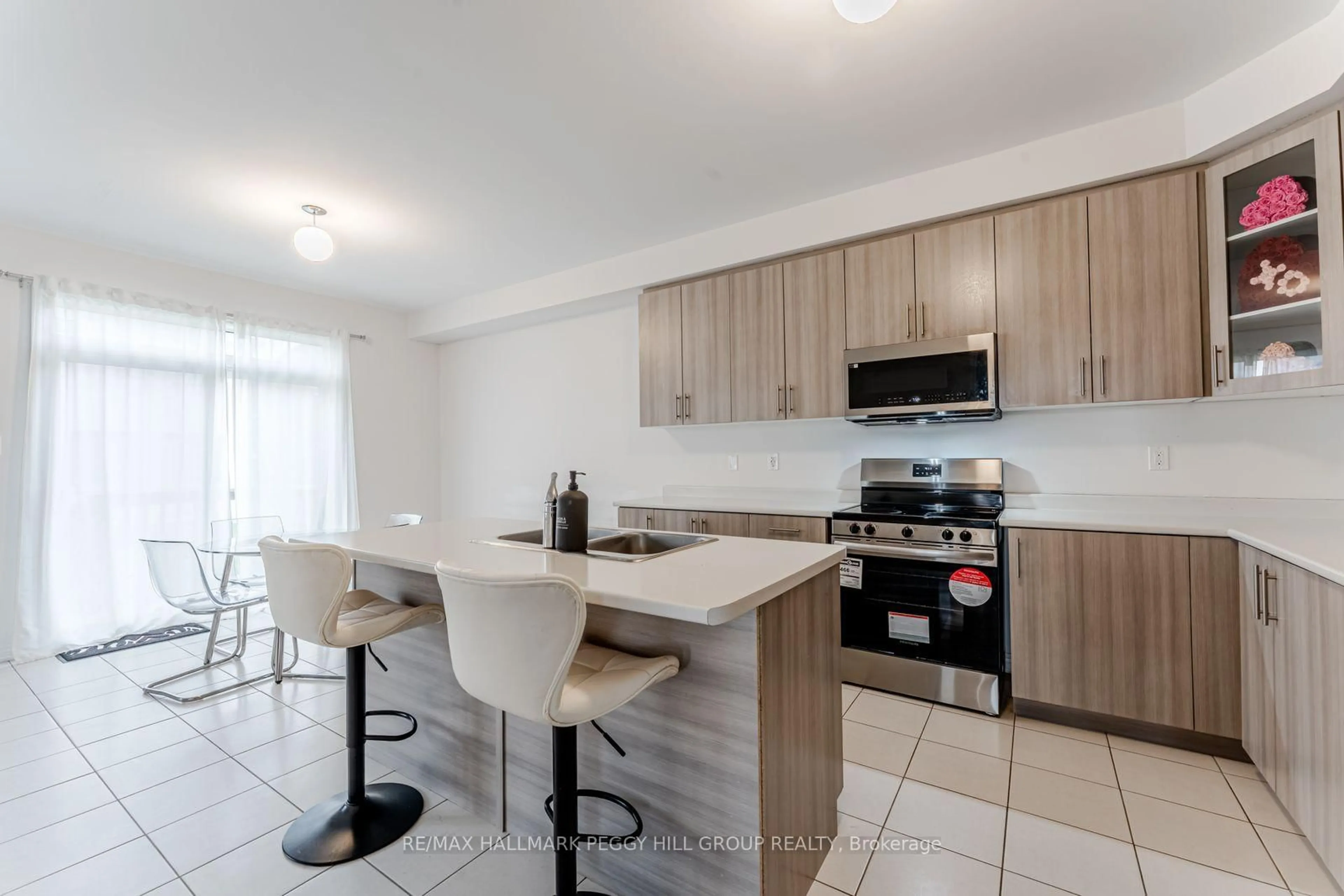 Open concept kitchen, ceramic/tile floor for 17 Baycroft Blvd, Essa Ontario L3W 0L7