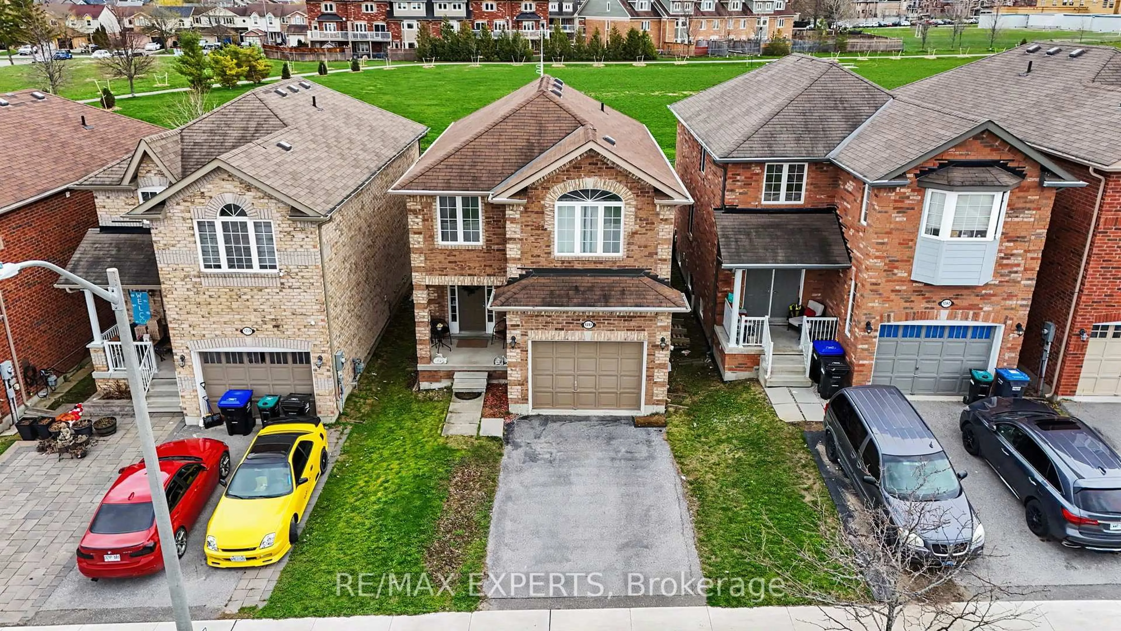 A pic from outside/outdoor area/front of a property/back of a property/a pic from drone, street for 1261 Benson St, Innisfil Ontario L9S 0G4