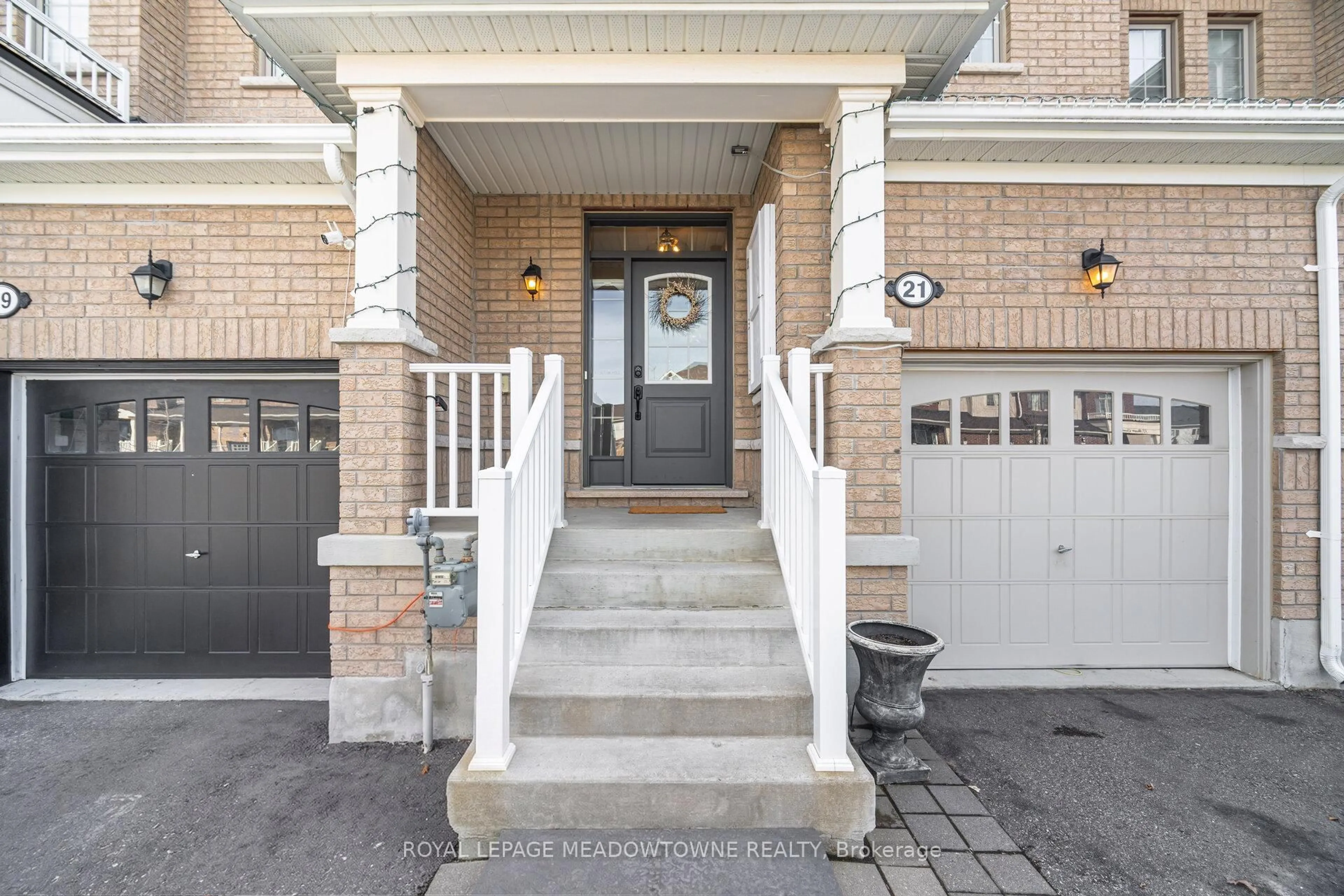 Indoor entryway for 21 Sharpe Cres, New Tecumseth Ontario L0G 1W0