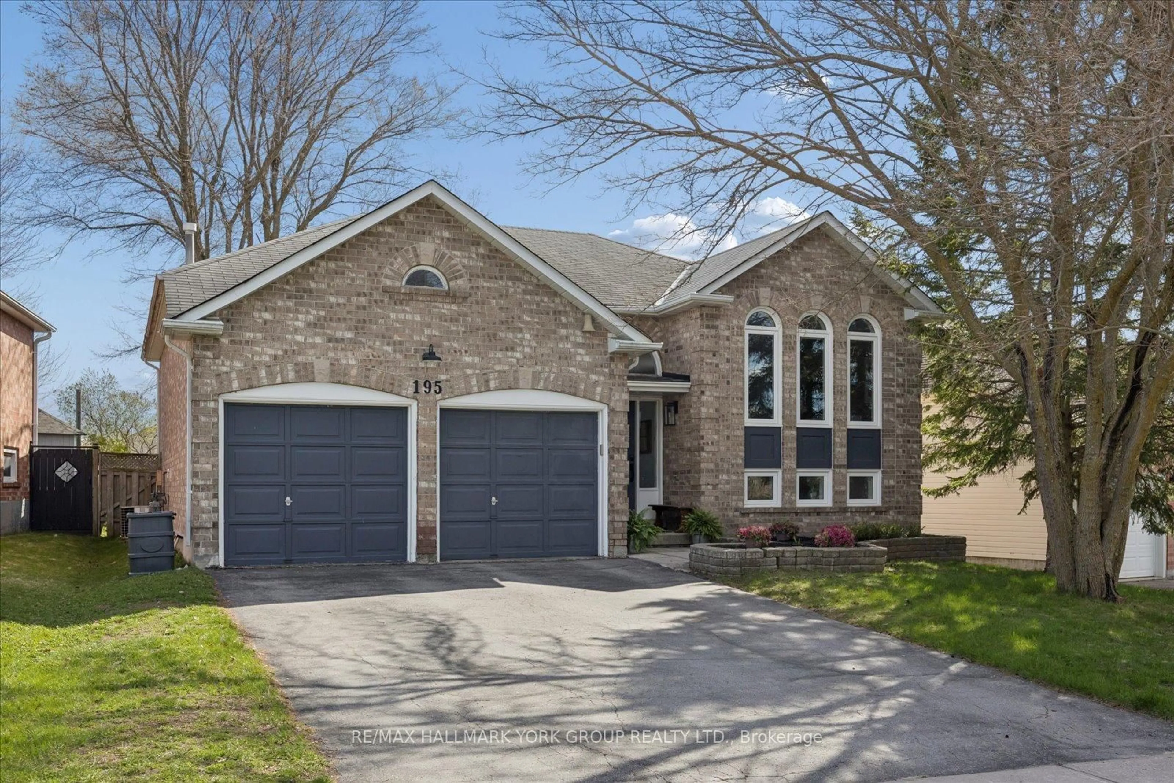 Home with brick exterior material, street for 195 King St, East Gwillimbury Ontario L0G 1M0