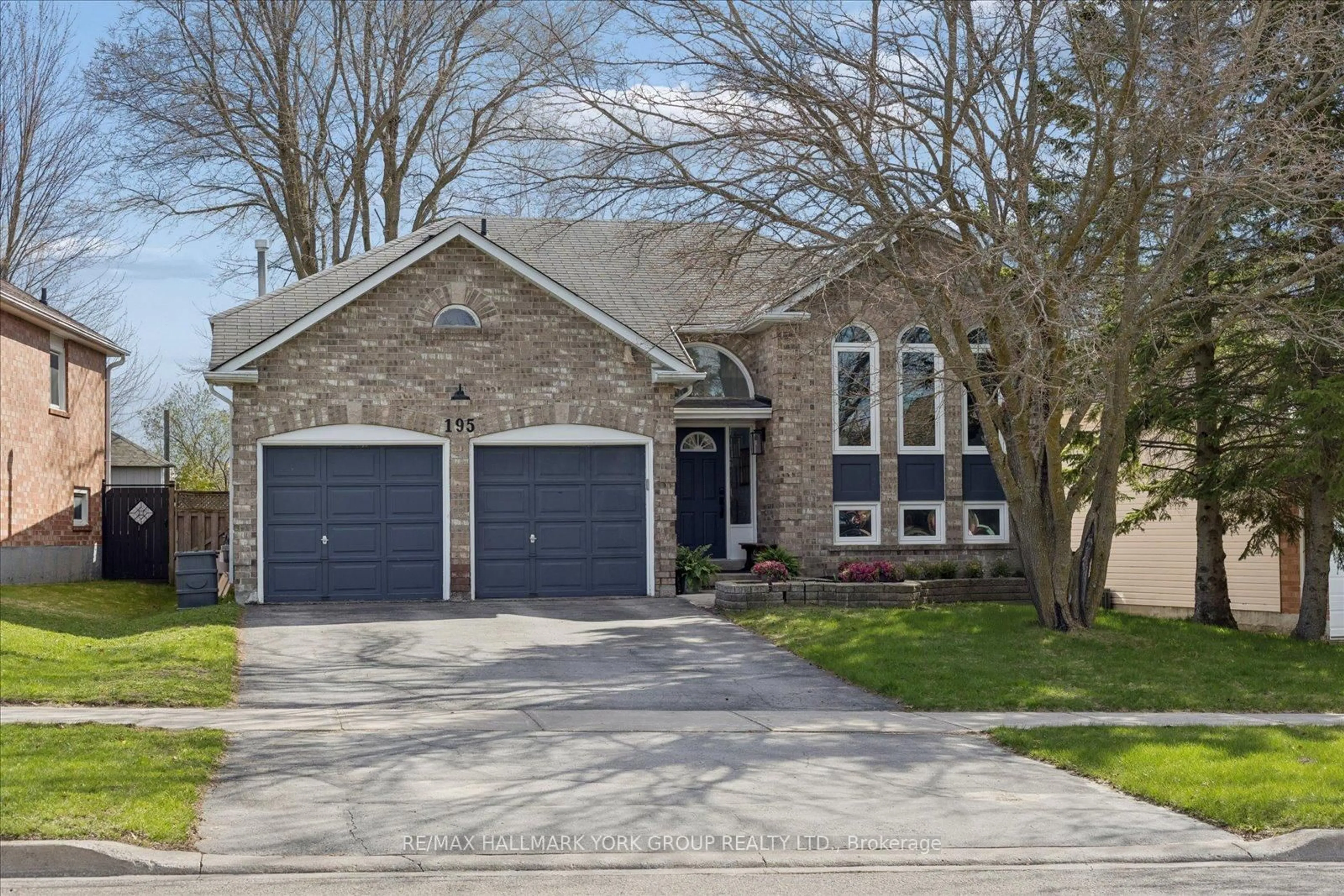 Home with brick exterior material, street for 195 King St, East Gwillimbury Ontario L0G 1M0