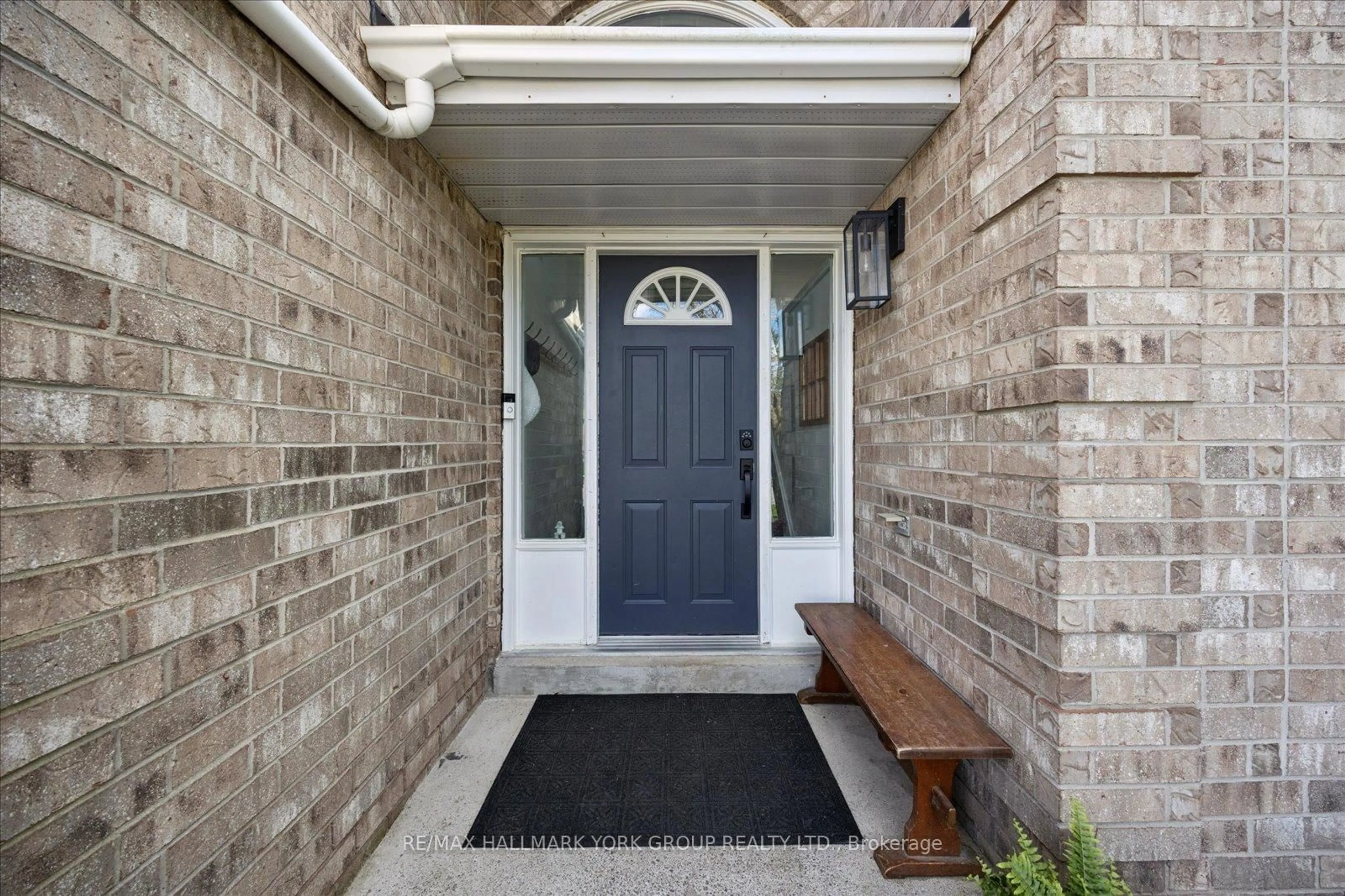 Indoor entryway for 195 King St, East Gwillimbury Ontario L0G 1M0