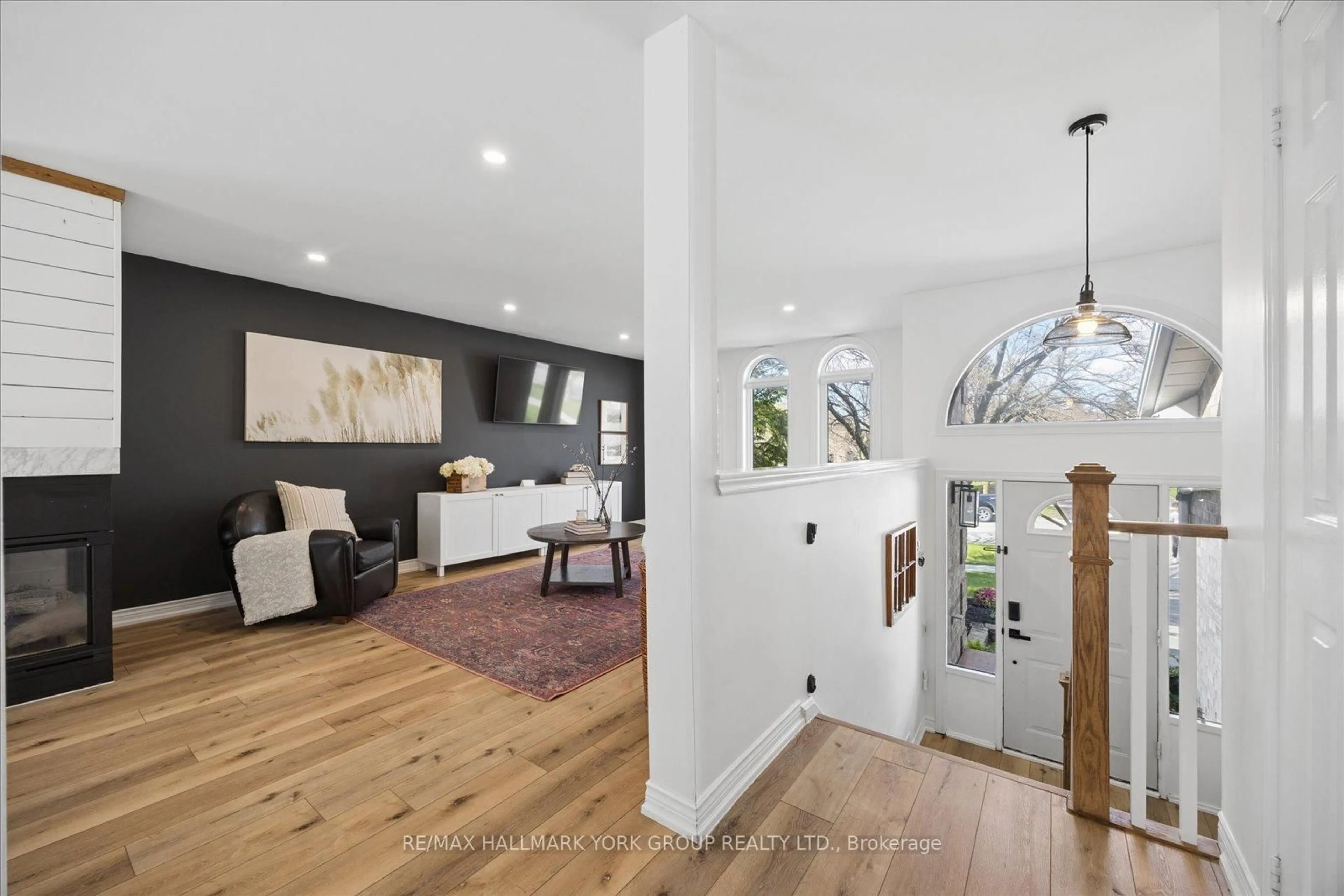 Indoor entryway for 195 King St, East Gwillimbury Ontario L0G 1M0