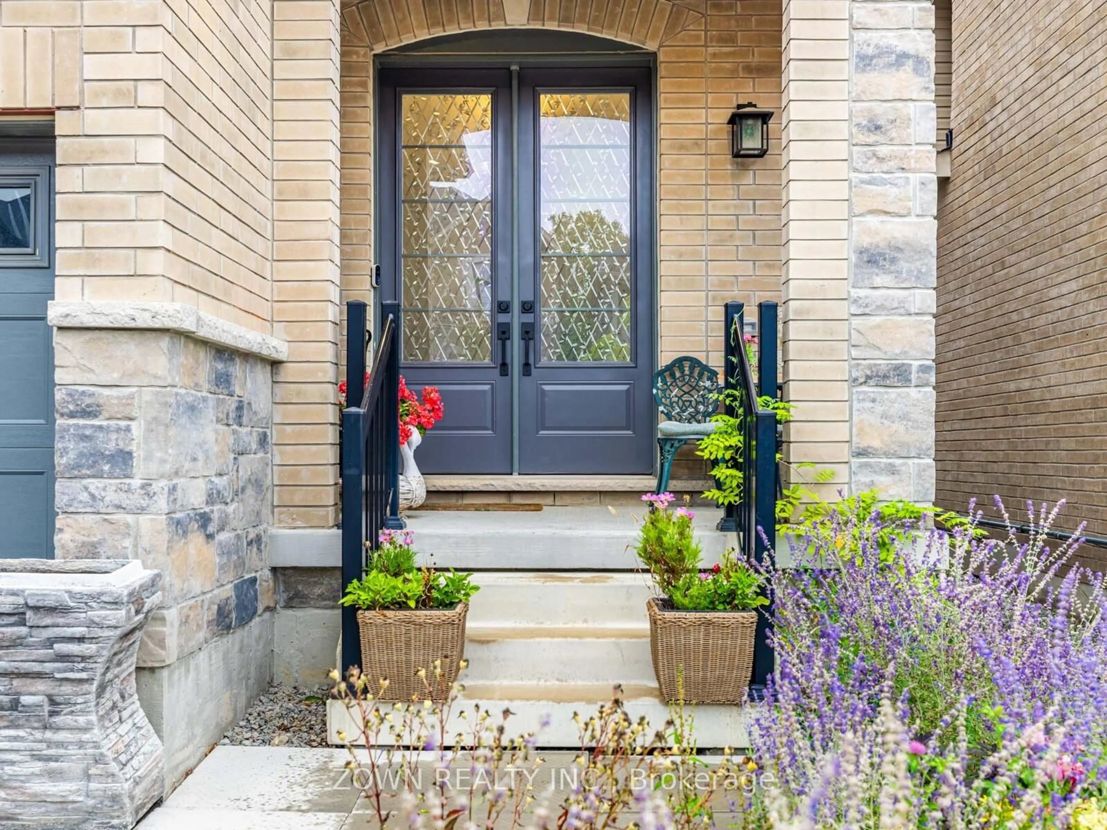Indoor entryway for 1352 Blackmore St, Innisfil Ontario L9S 0P2