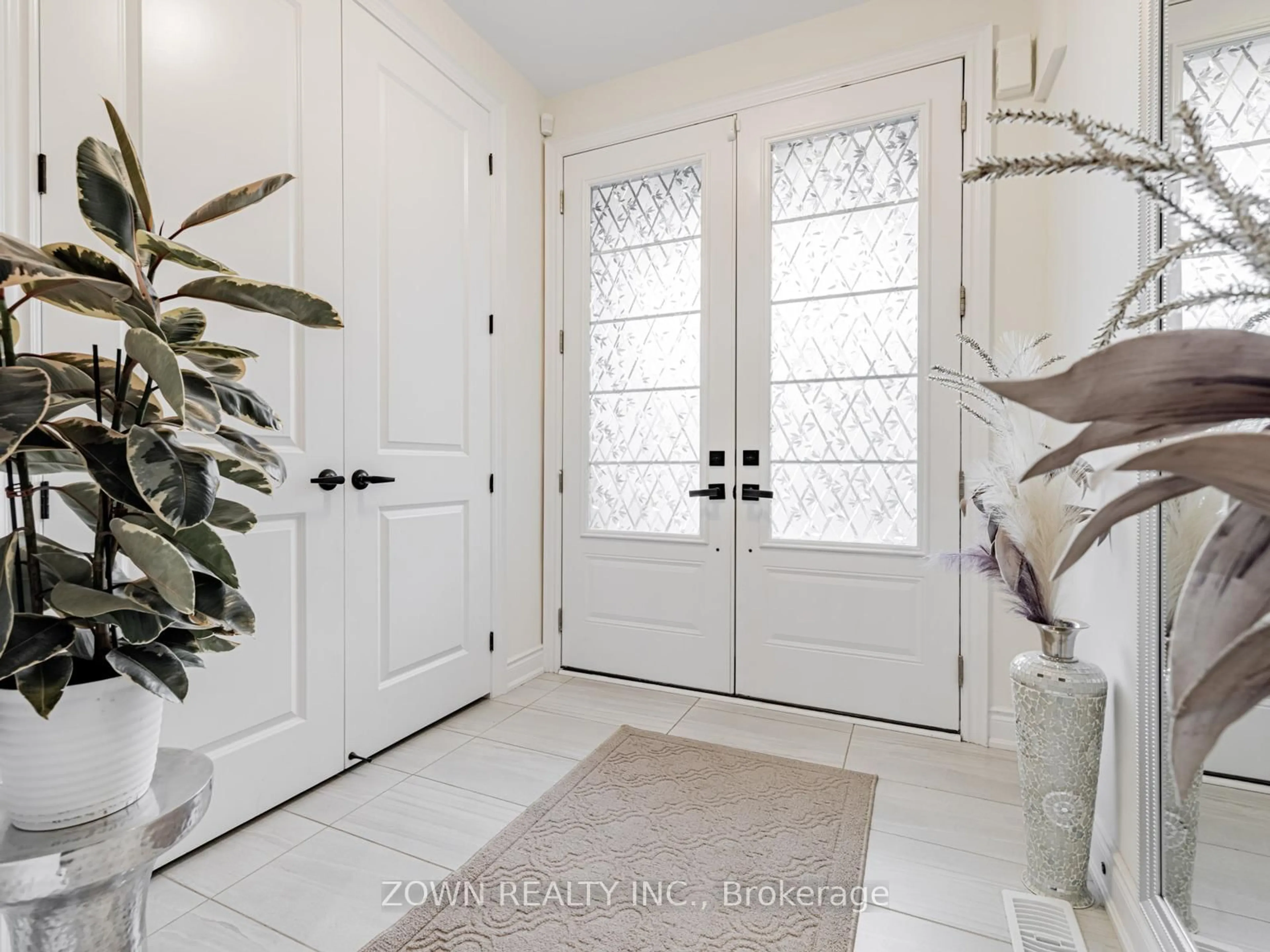 Indoor entryway for 1352 Blackmore St, Innisfil Ontario L9S 0P2