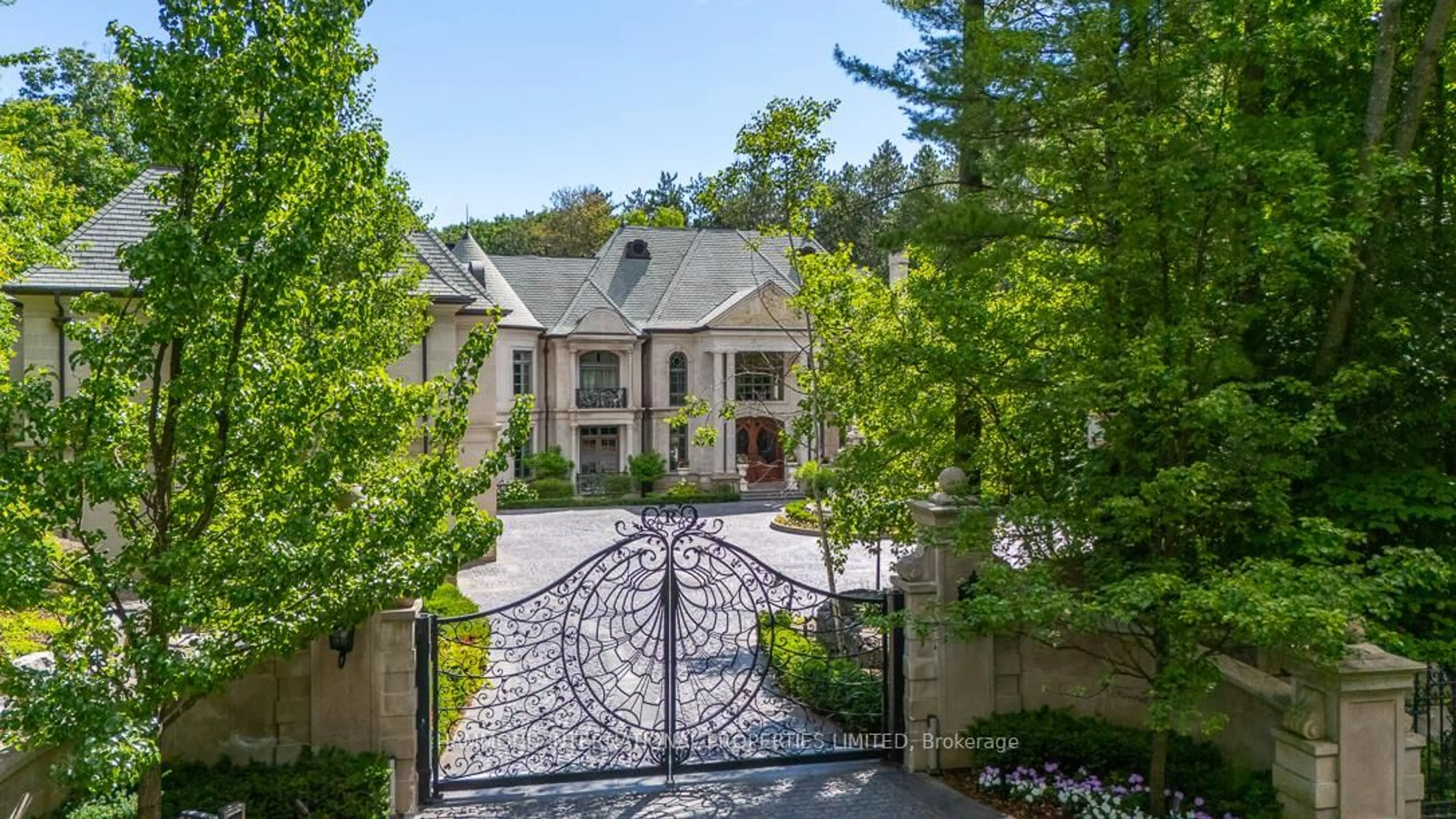 A pic from outside/outdoor area/front of a property/back of a property/a pic from drone, street for 33 Forest Ridge Rd, Richmond Hill Ontario L4E 3L8