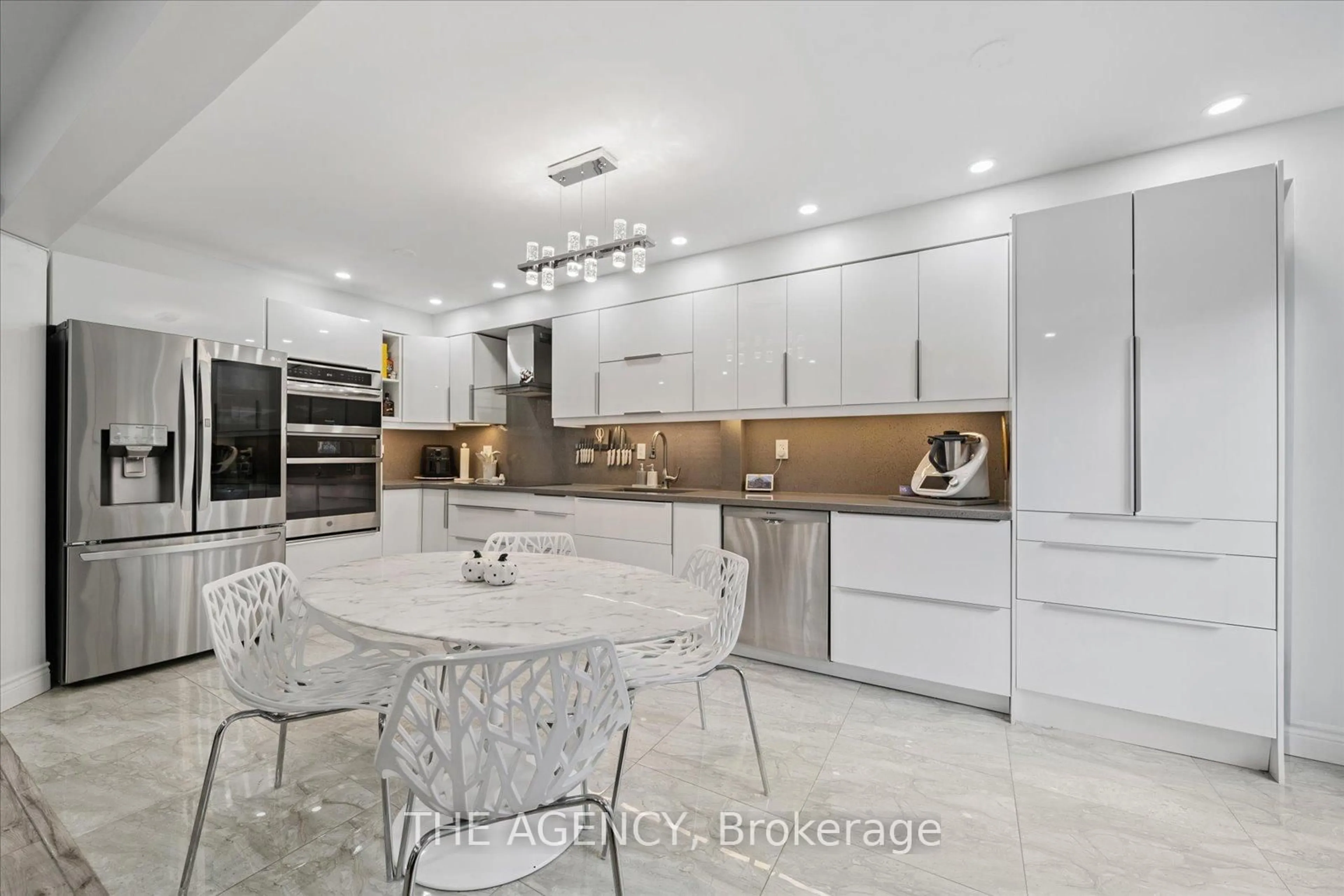 Contemporary kitchen, ceramic/tile floor for 908 Oaktree Cres, Newmarket Ontario L3X 2Z1