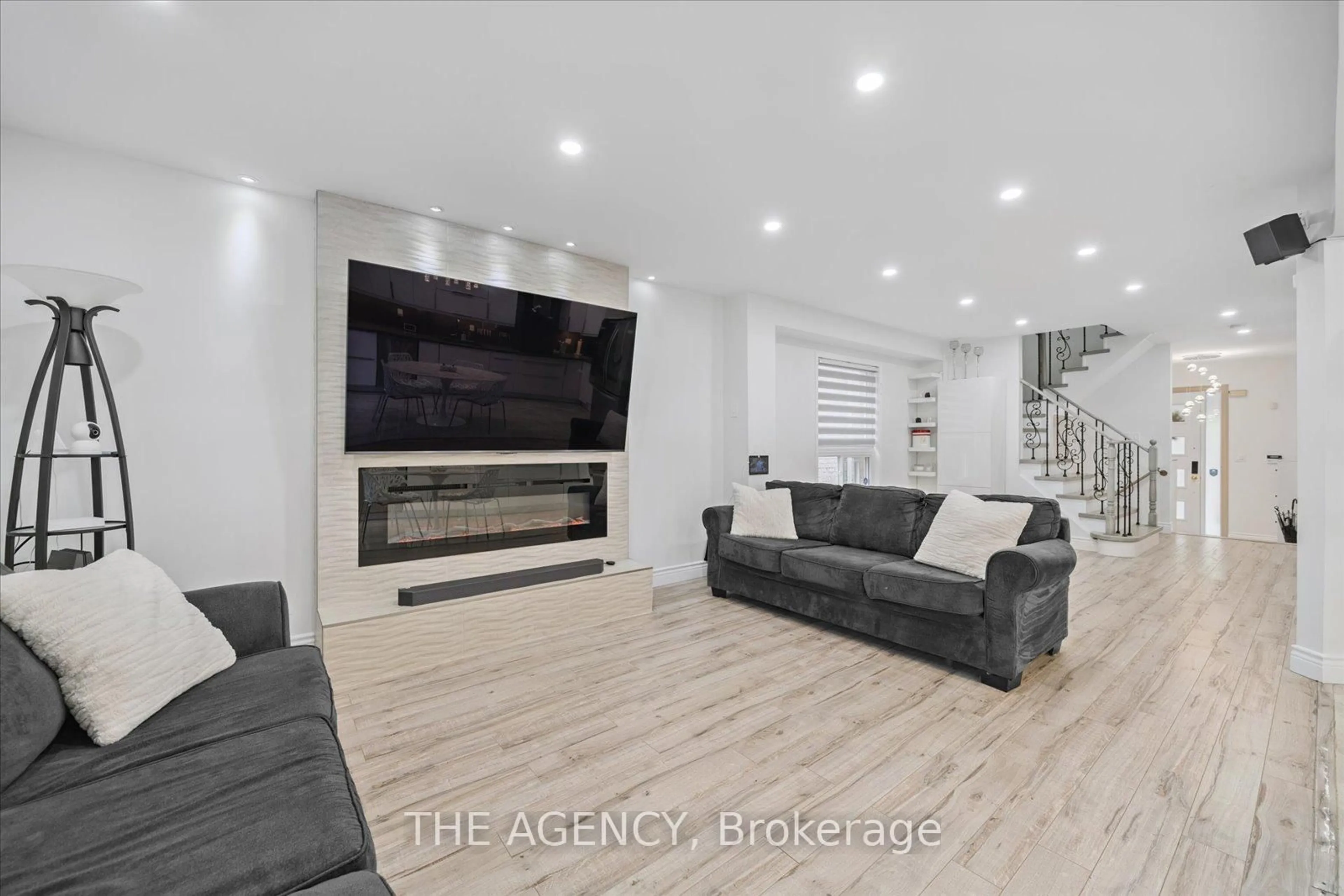 Unknown for 908 Oaktree Cres, Newmarket Ontario L3X 2Z1