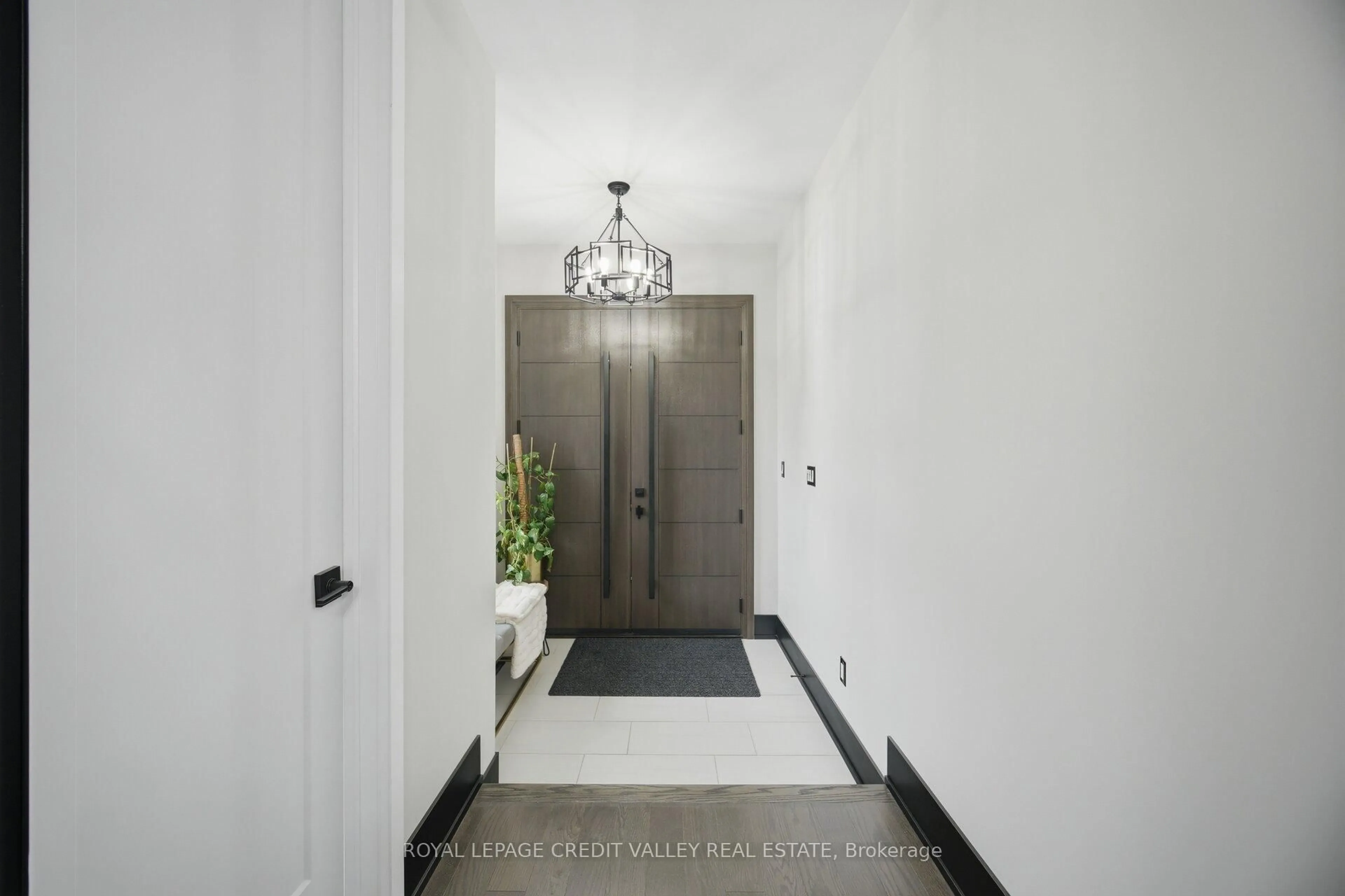 Indoor foyer for 34 Felhazi Tr, Essa Ontario L3N 0A4
