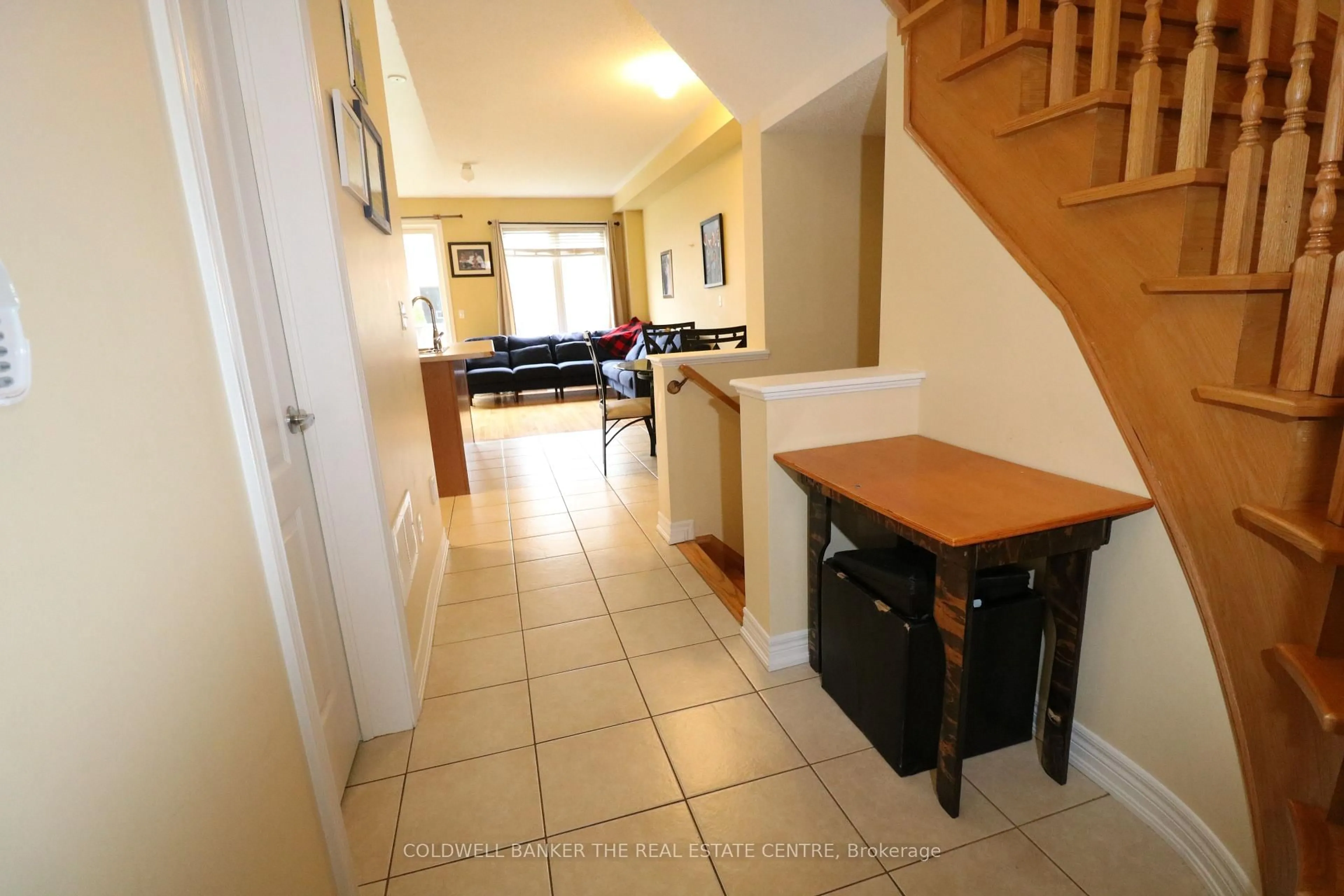 Indoor foyer for 116 Mccann Cres, Bradford West Gwillimbury Ontario L3Z 0M5