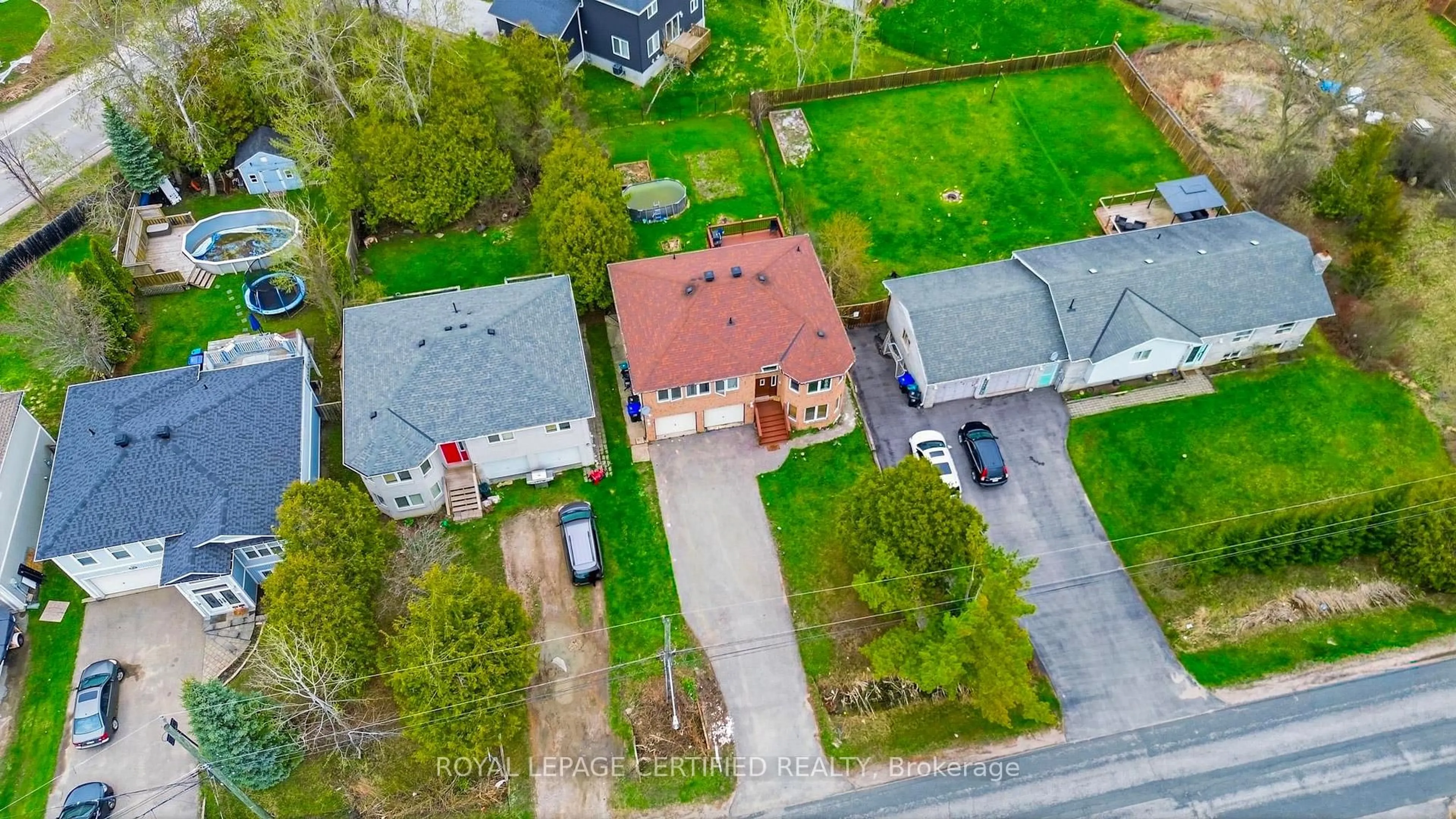 A pic from outside/outdoor area/front of a property/back of a property/a pic from drone, street for 1181 Arnold St, Innisfil Ontario L0L 1C0