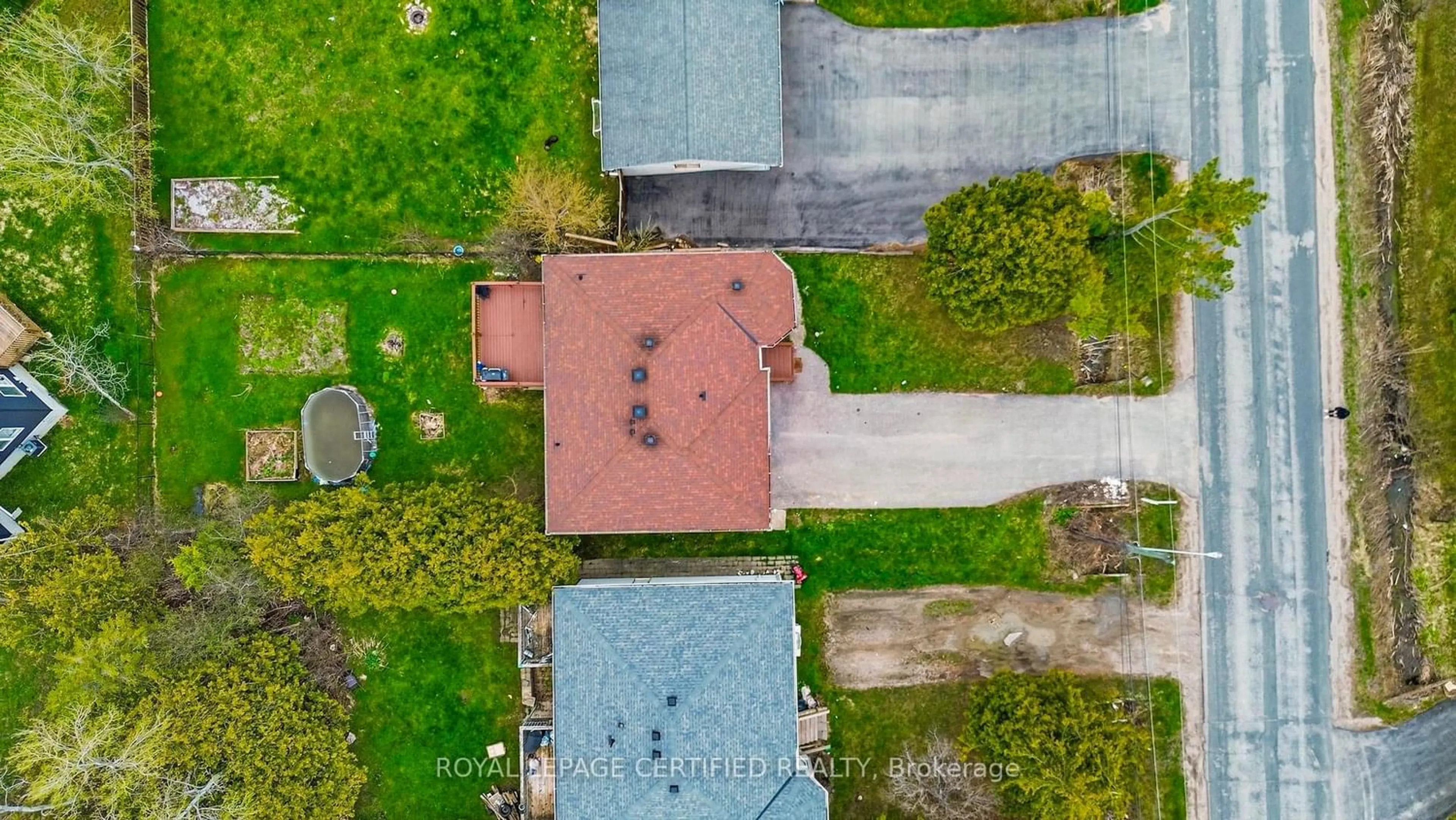 A pic from outside/outdoor area/front of a property/back of a property/a pic from drone, street for 1181 Arnold St, Innisfil Ontario L0L 1C0