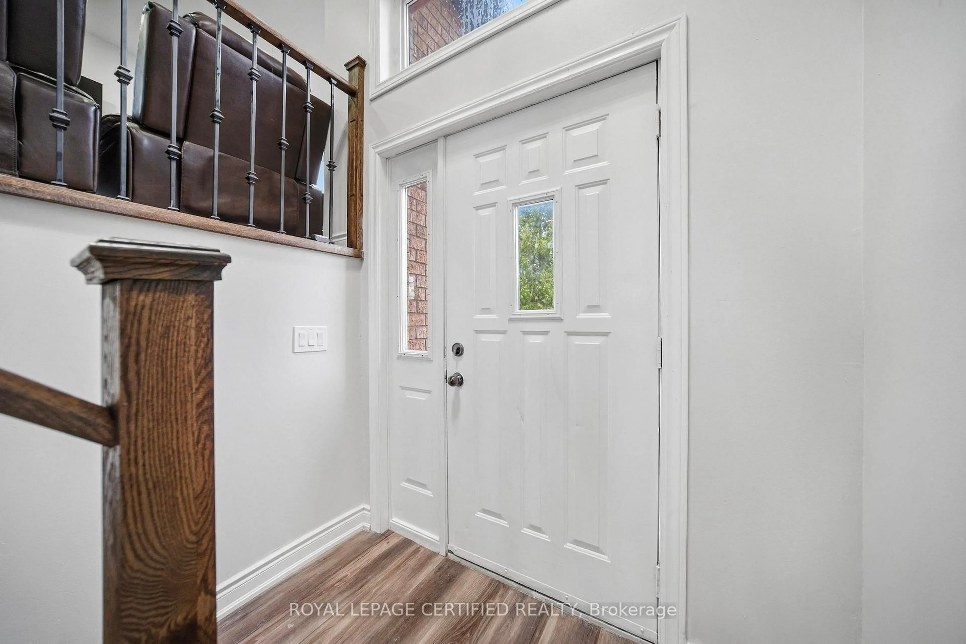 Indoor entryway for 1181 Arnold St, Innisfil Ontario L0L 1C0