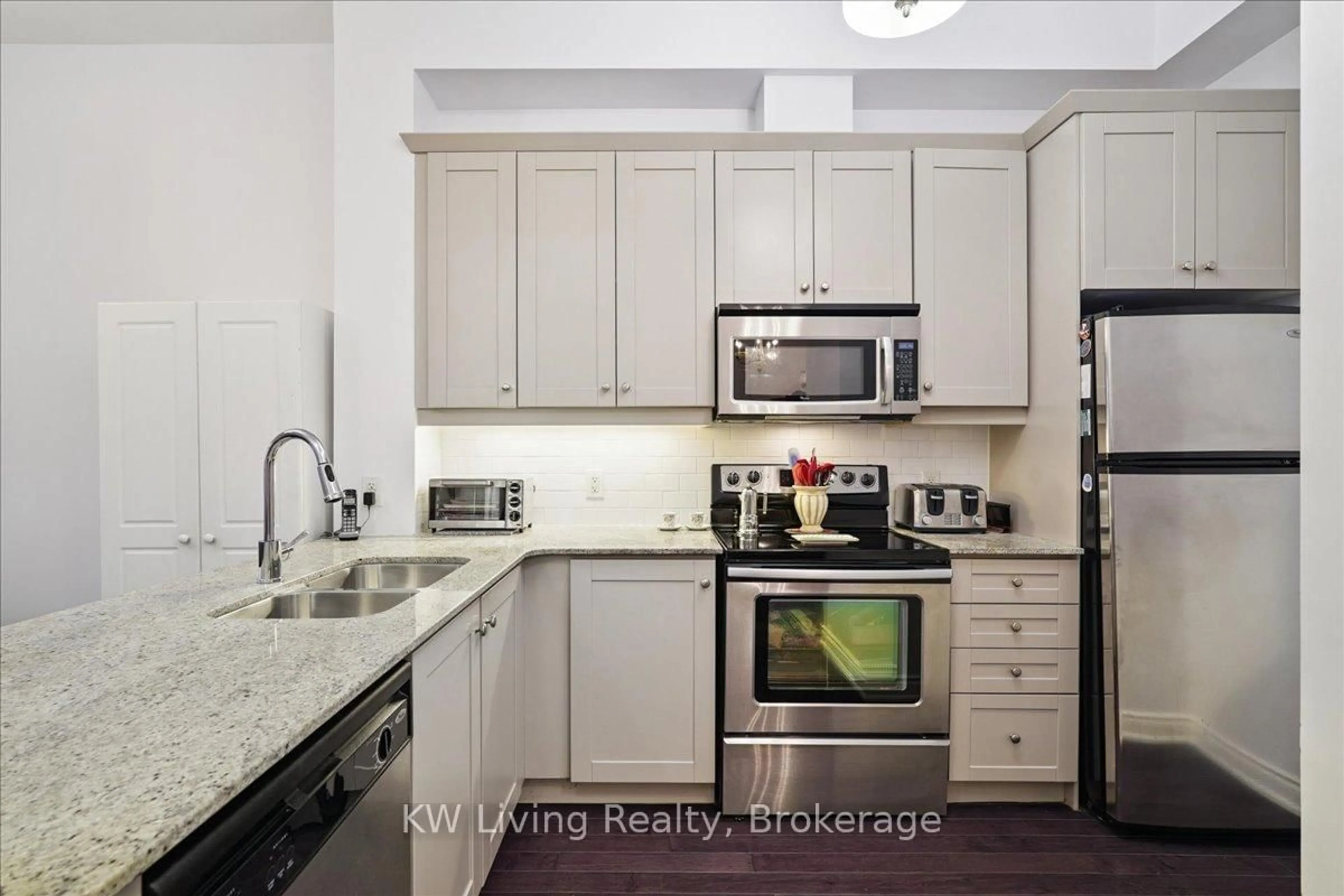 Standard kitchen, ceramic/tile floor for 281 Woodbridge Ave #112, Vaughan Ontario L4L 0C6
