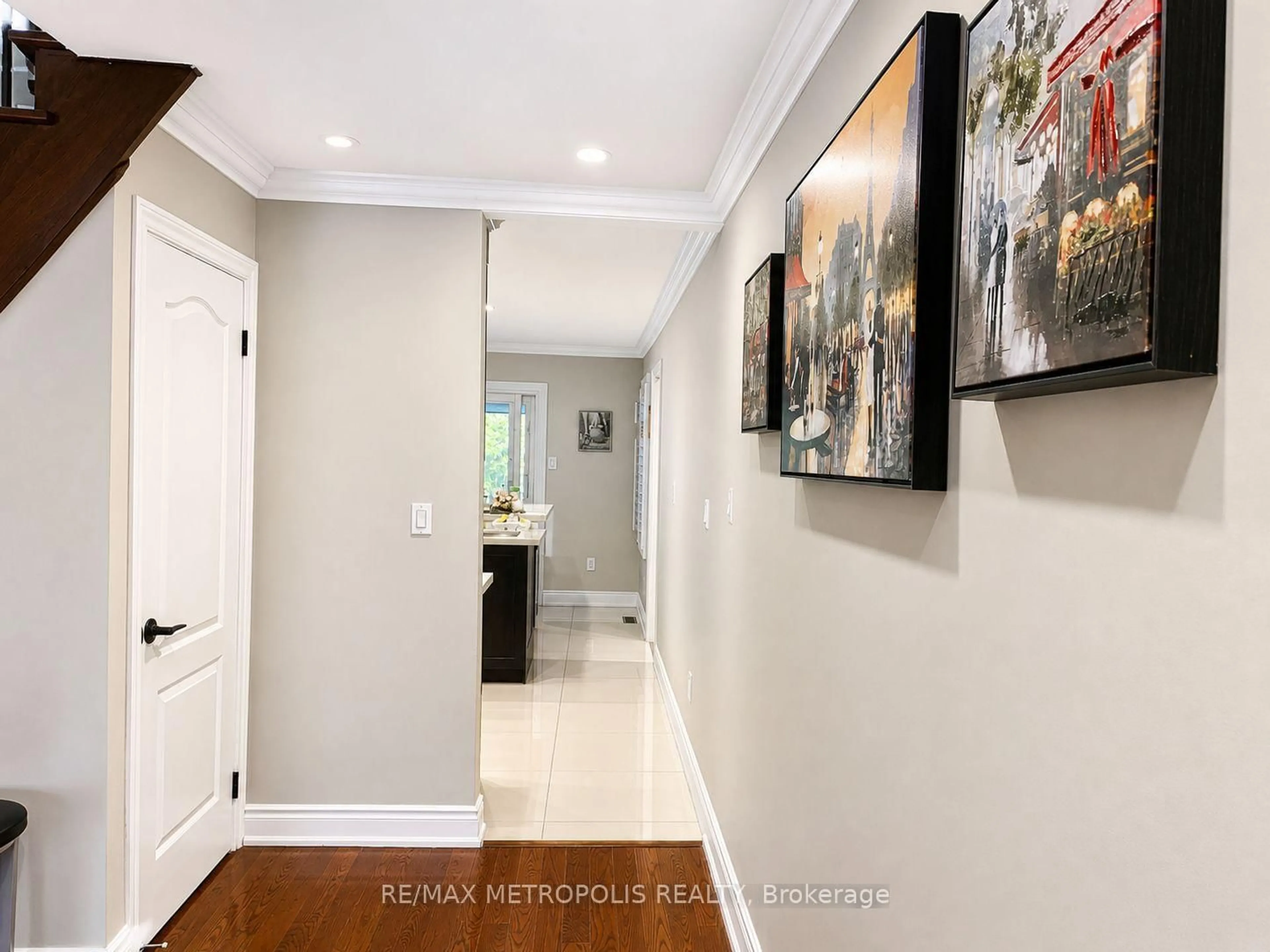 Indoor entryway for 64 Mandel Cres, Richmond Hill Ontario L4C 9Z7
