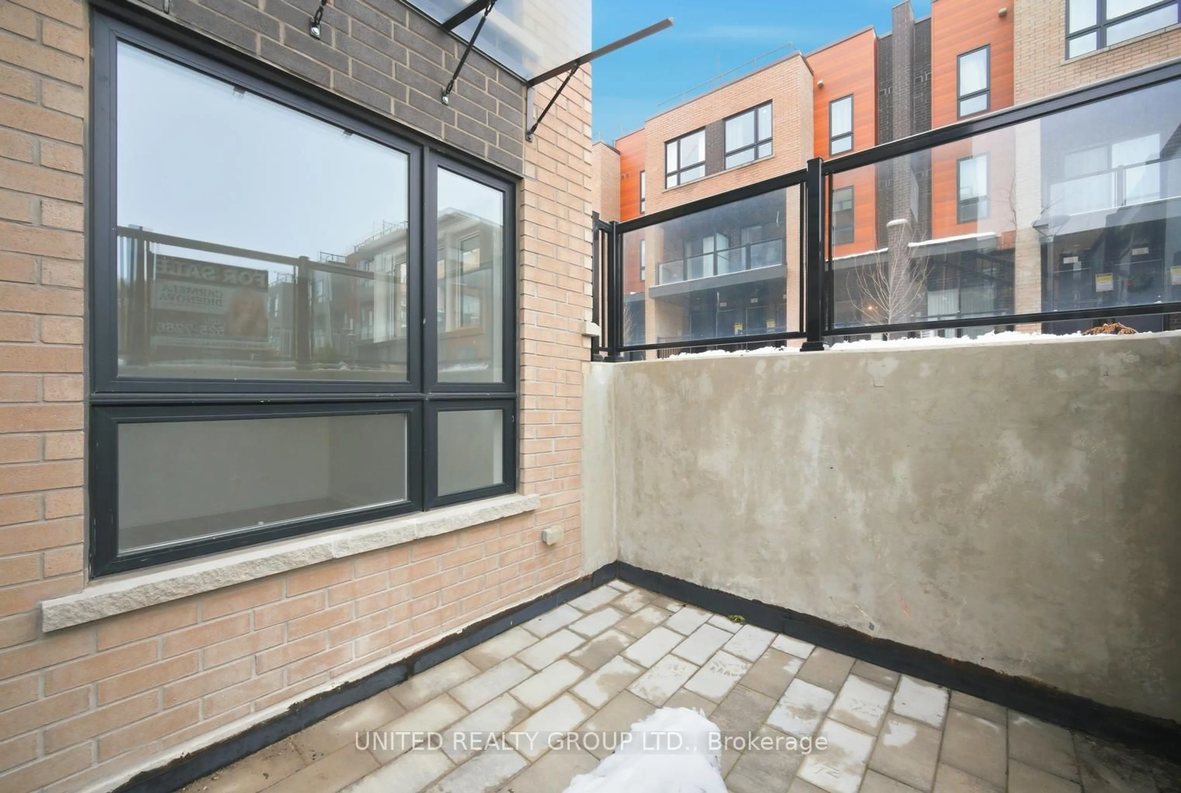Patio, street for 15 Lytham Green Circ #15, Newmarket Ontario L3Y 0H3