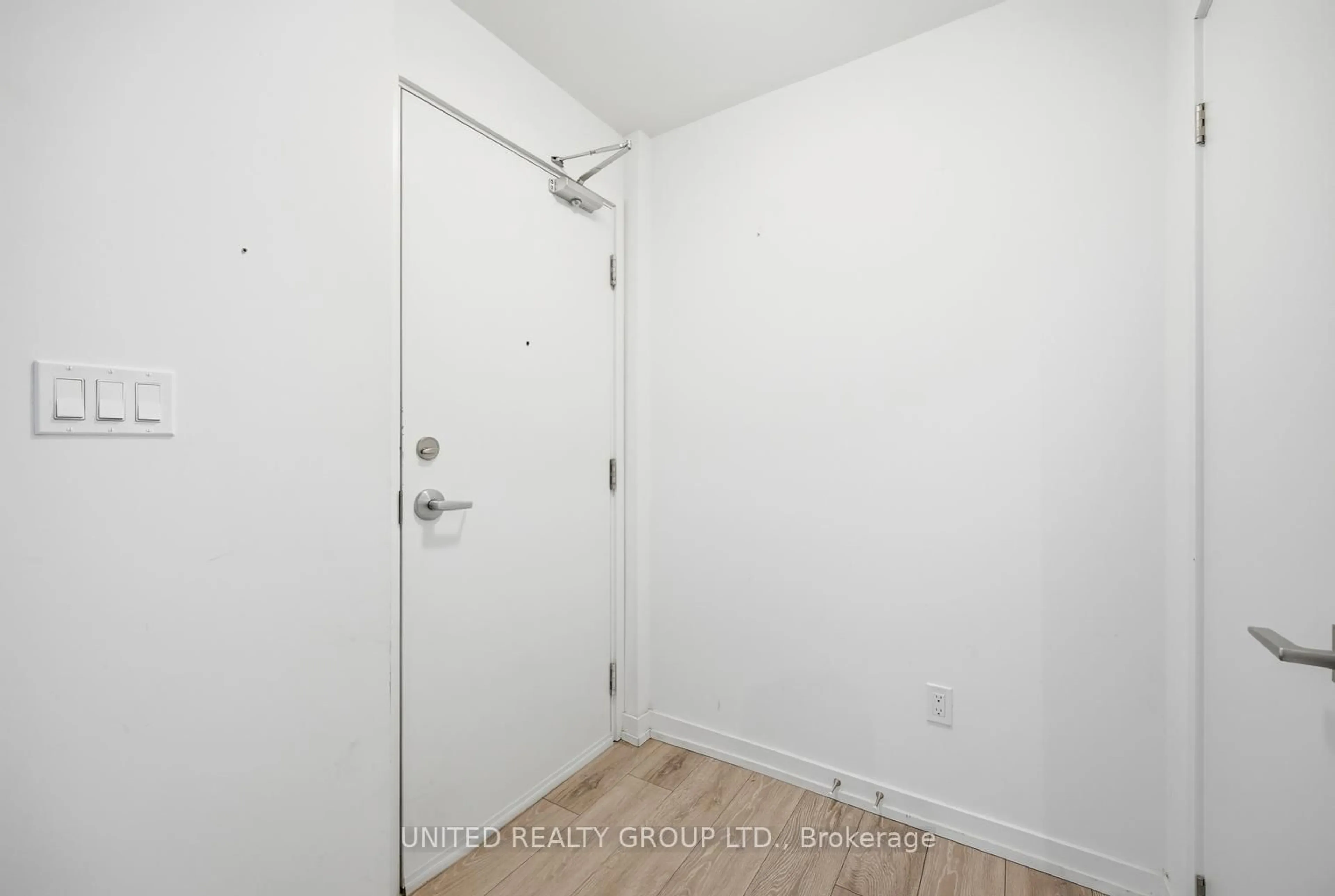 A pic of a room for 15 Lytham Green Circ #15, Newmarket Ontario L3Y 0H3