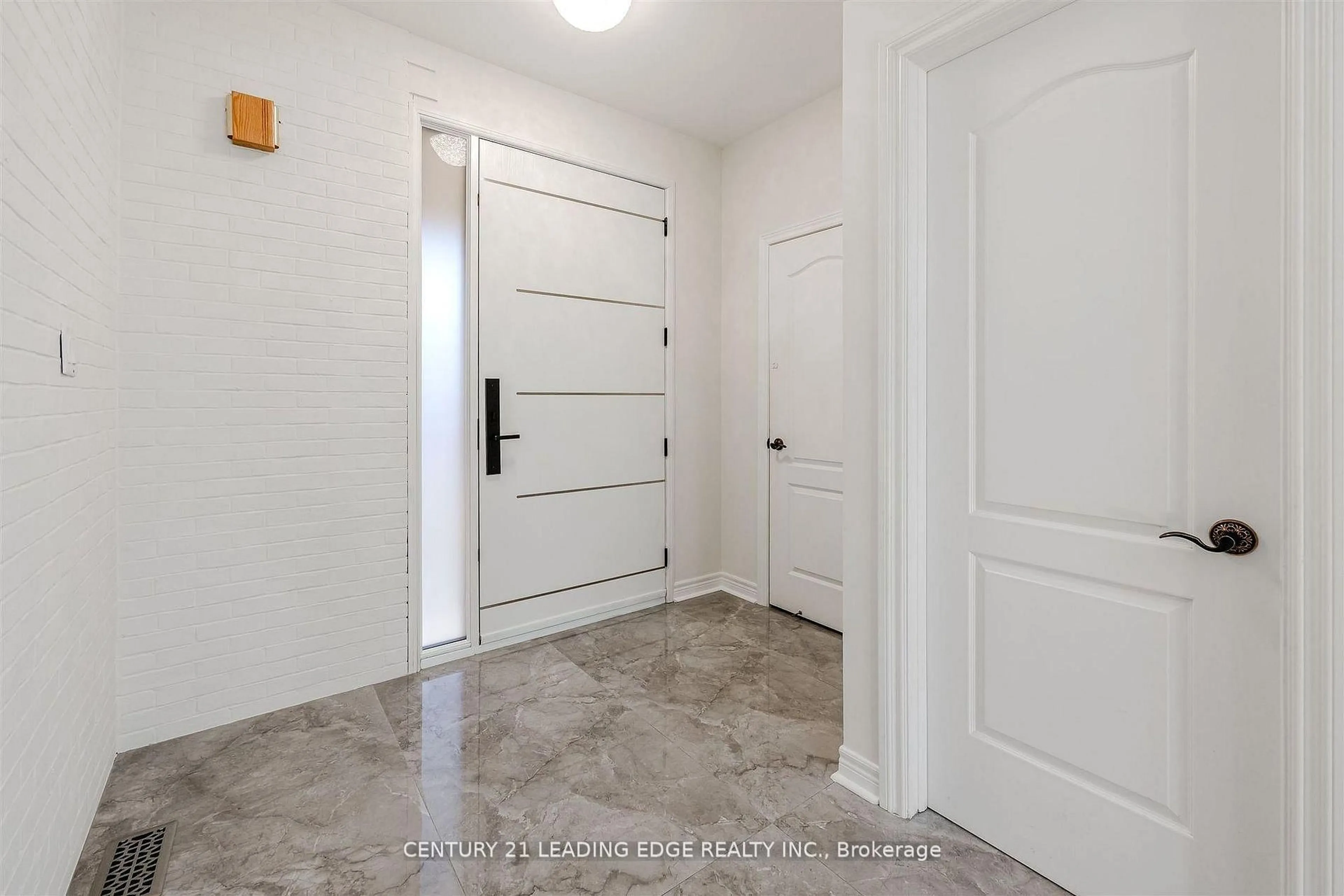 Indoor entryway for 193 Tigertail Cres, Bradford West Gwillimbury Ontario L3Z 2A5