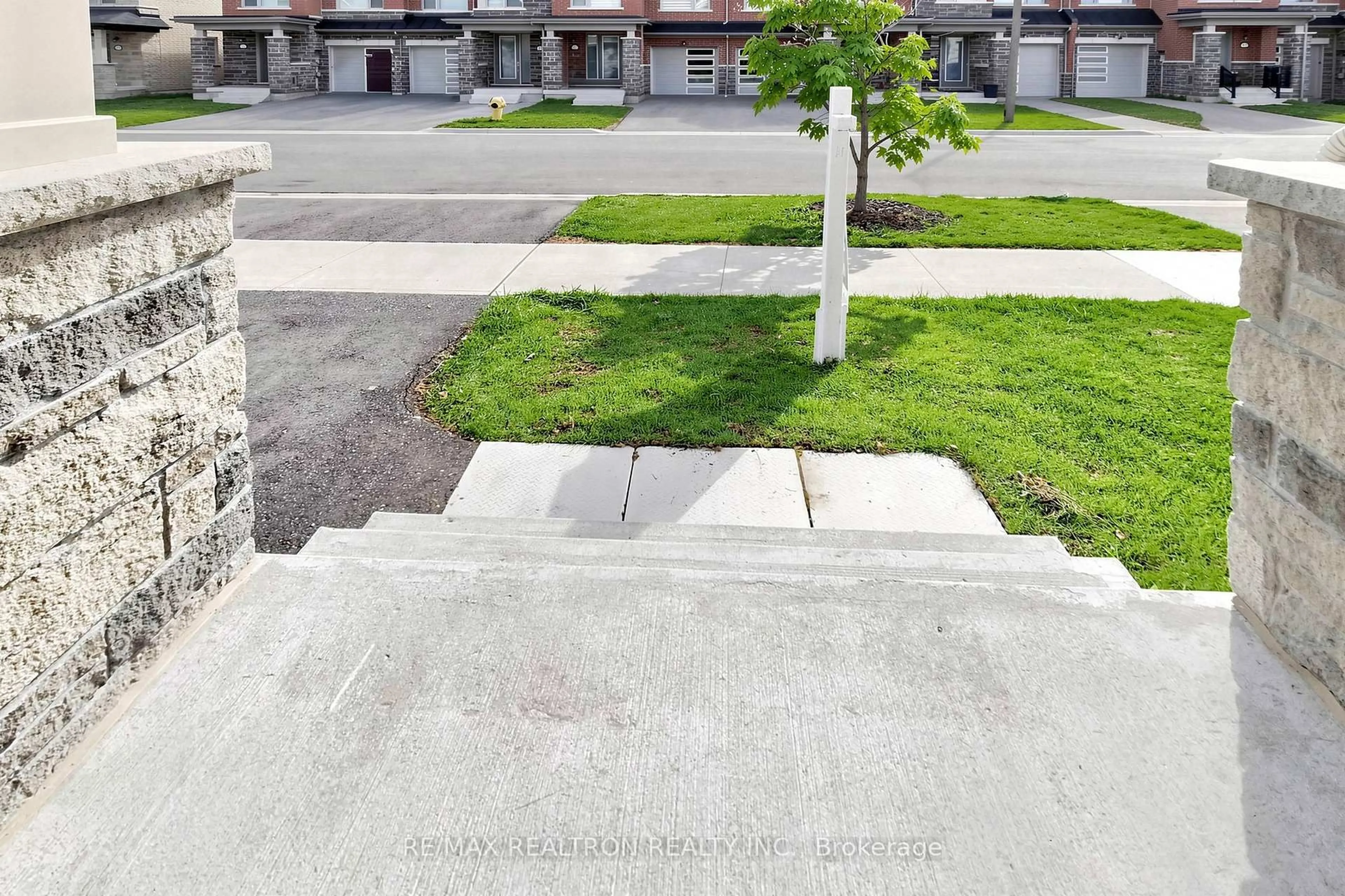 A pic from outside/outdoor area/front of a property/back of a property/a pic from drone, street for 26 Flower Garden Tr, Whitchurch-Stouffville Ontario L4A 4V4