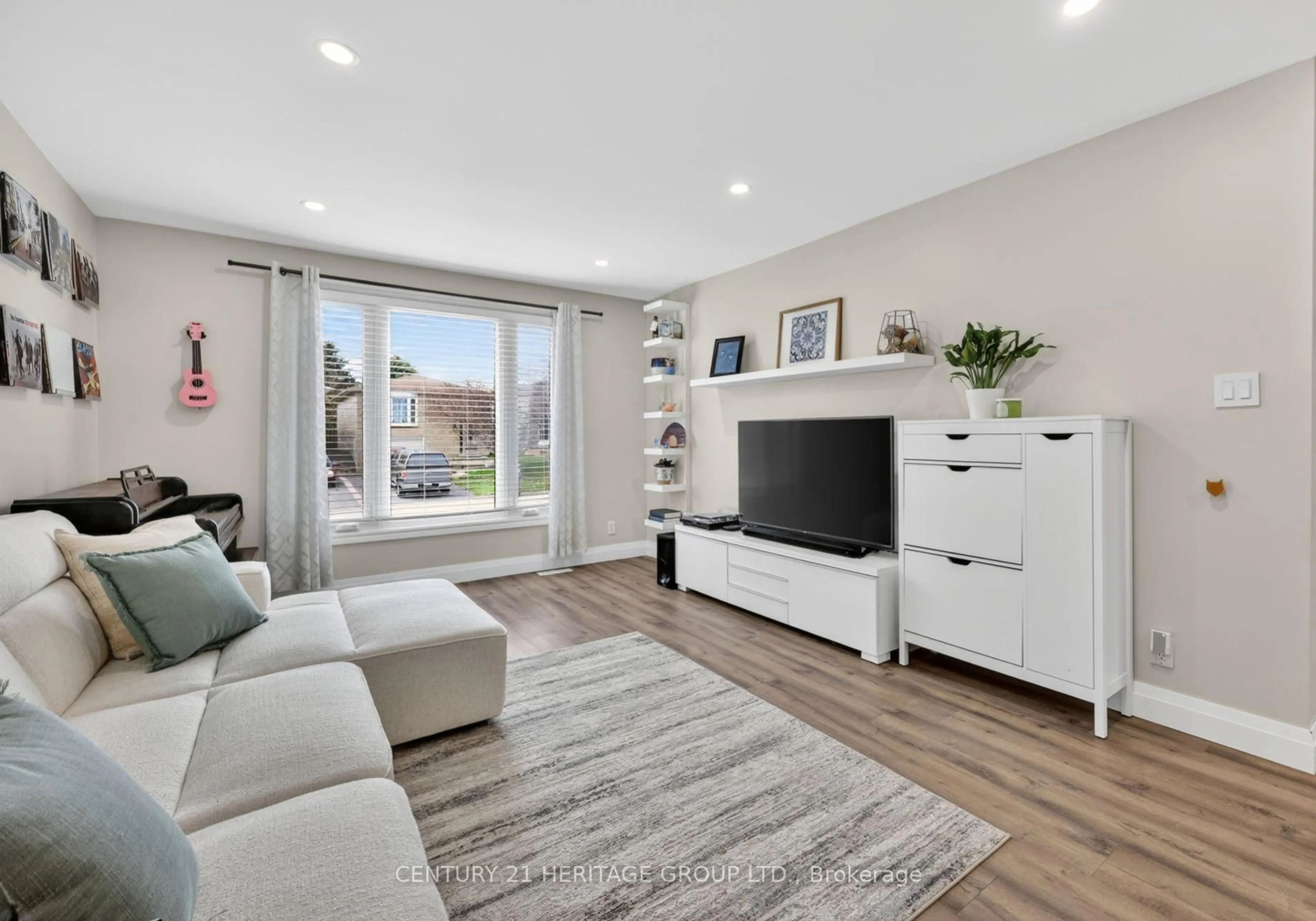 Living room with furniture, wood/laminate floor for 27 Longview Dr, Bradford West Gwillimbury Ontario L3Z 2H4