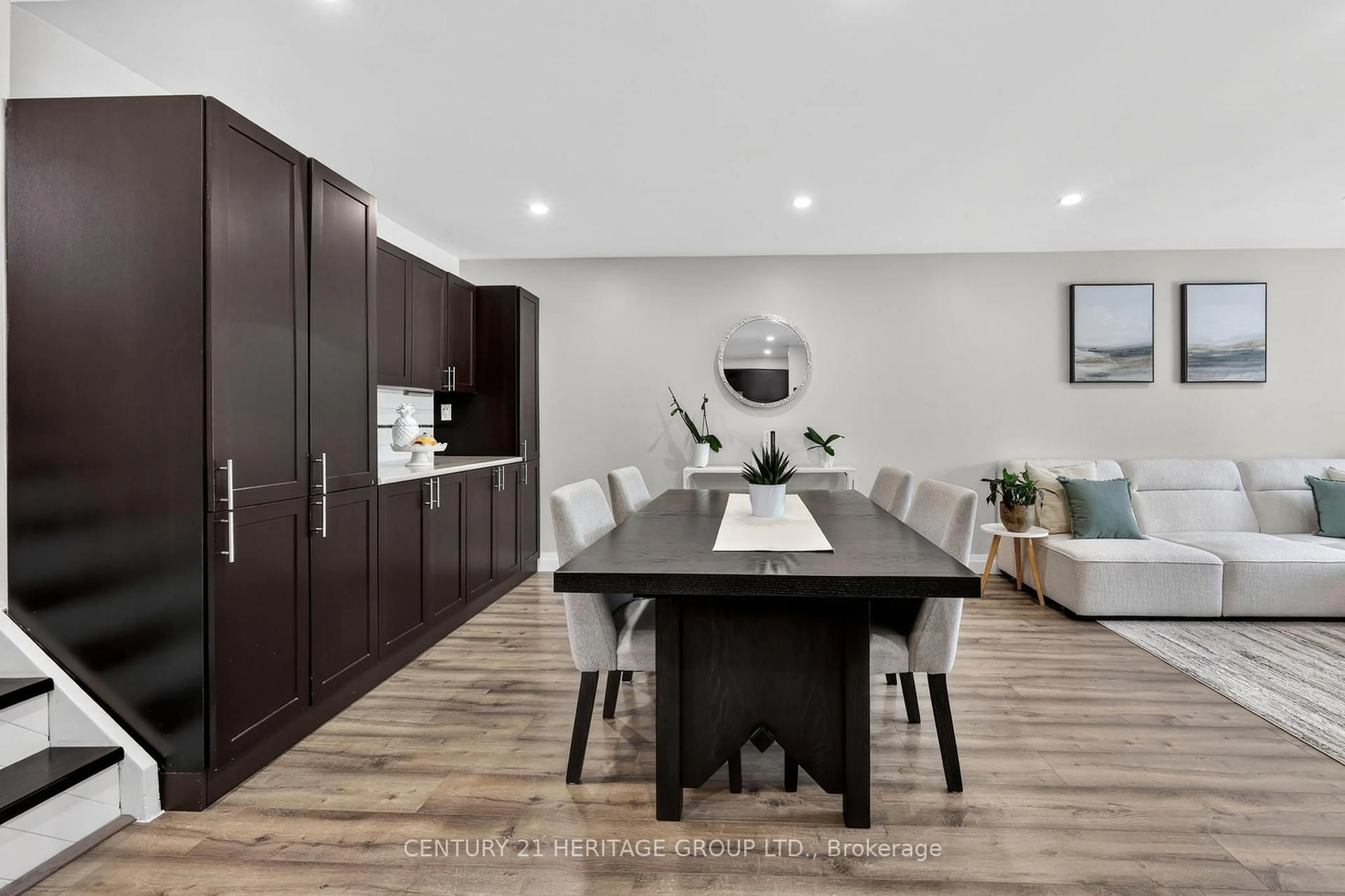 Open concept kitchen, wood/laminate floor for 27 Longview Dr, Bradford West Gwillimbury Ontario L3Z 2H4