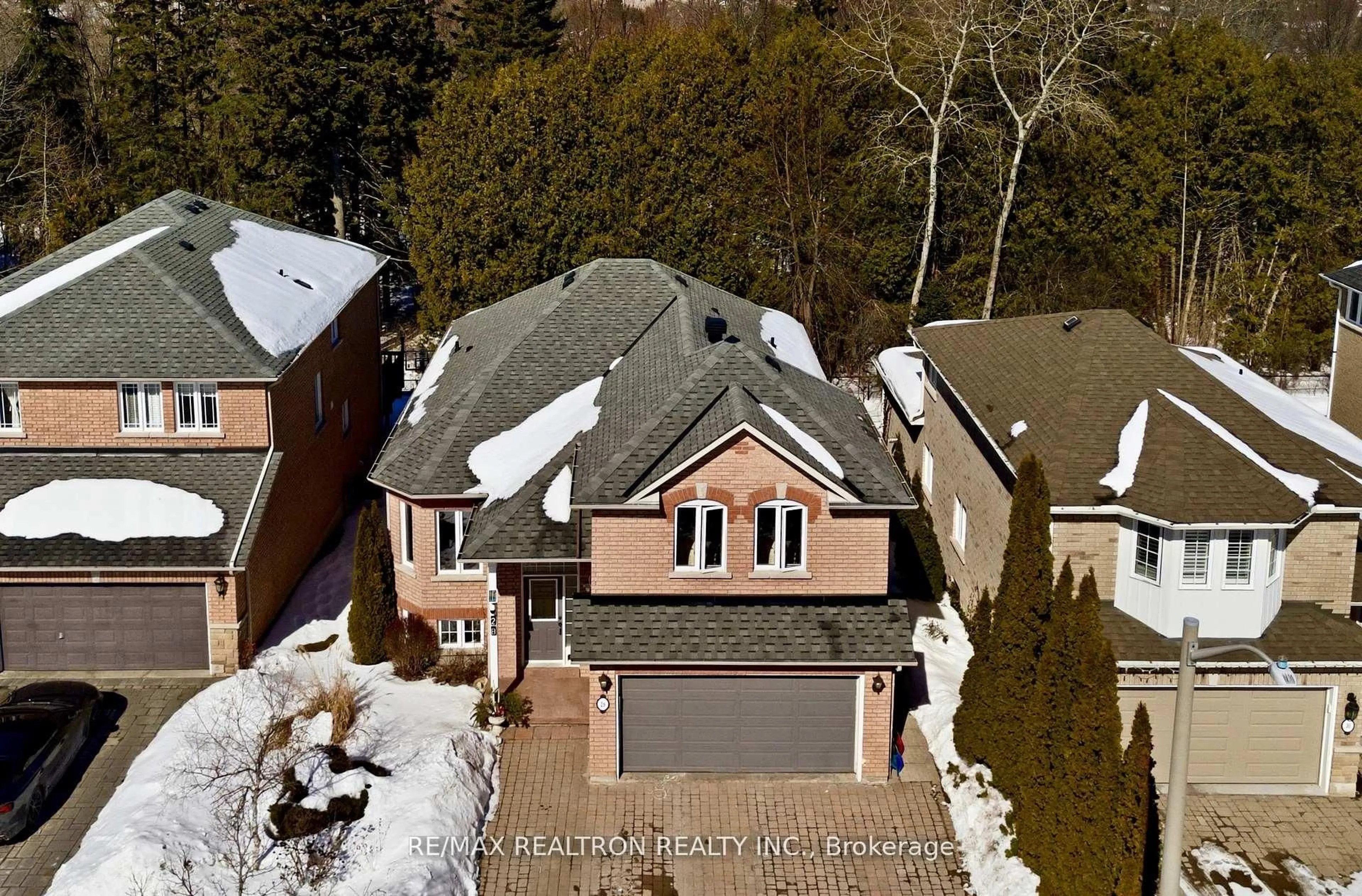 A pic from outside/outdoor area/front of a property/back of a property/a pic from drone, street for 28 Headwater Cres, Richmond Hill Ontario L4E 4G1