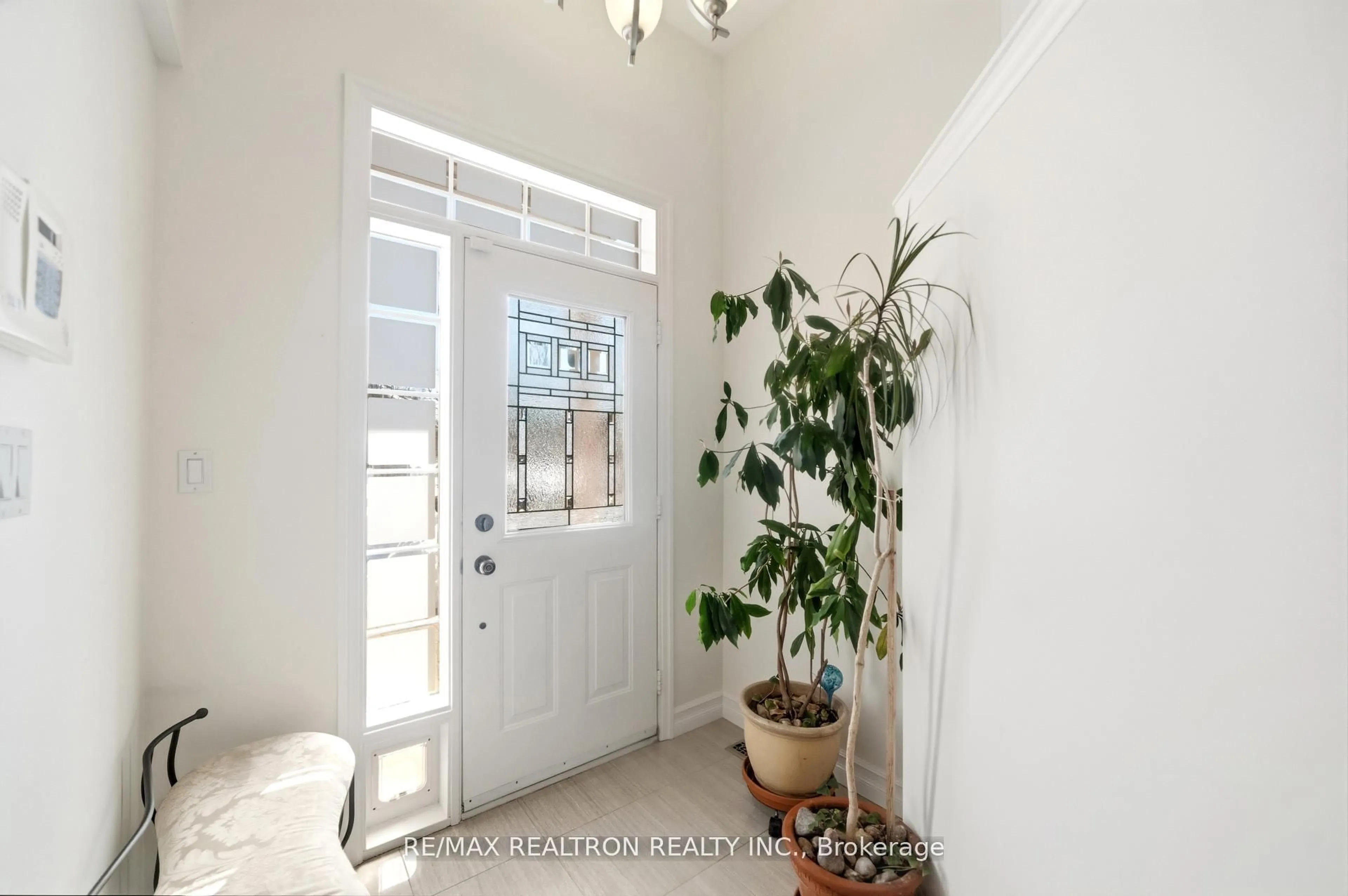 Indoor entryway for 28 Headwater Cres, Richmond Hill Ontario L4E 4G1