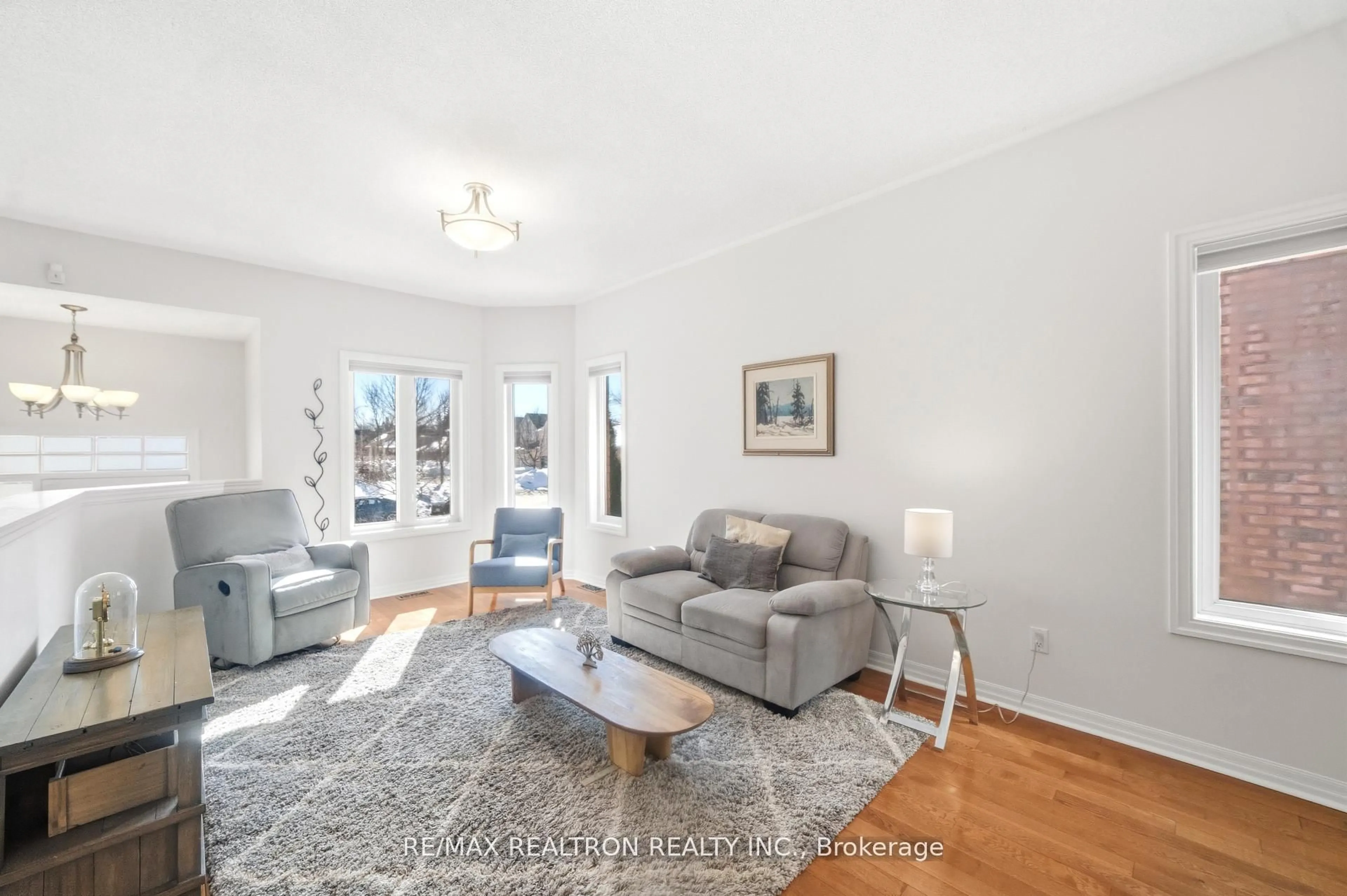 Living room with furniture, unknown for 28 Headwater Cres, Richmond Hill Ontario L4E 4G1