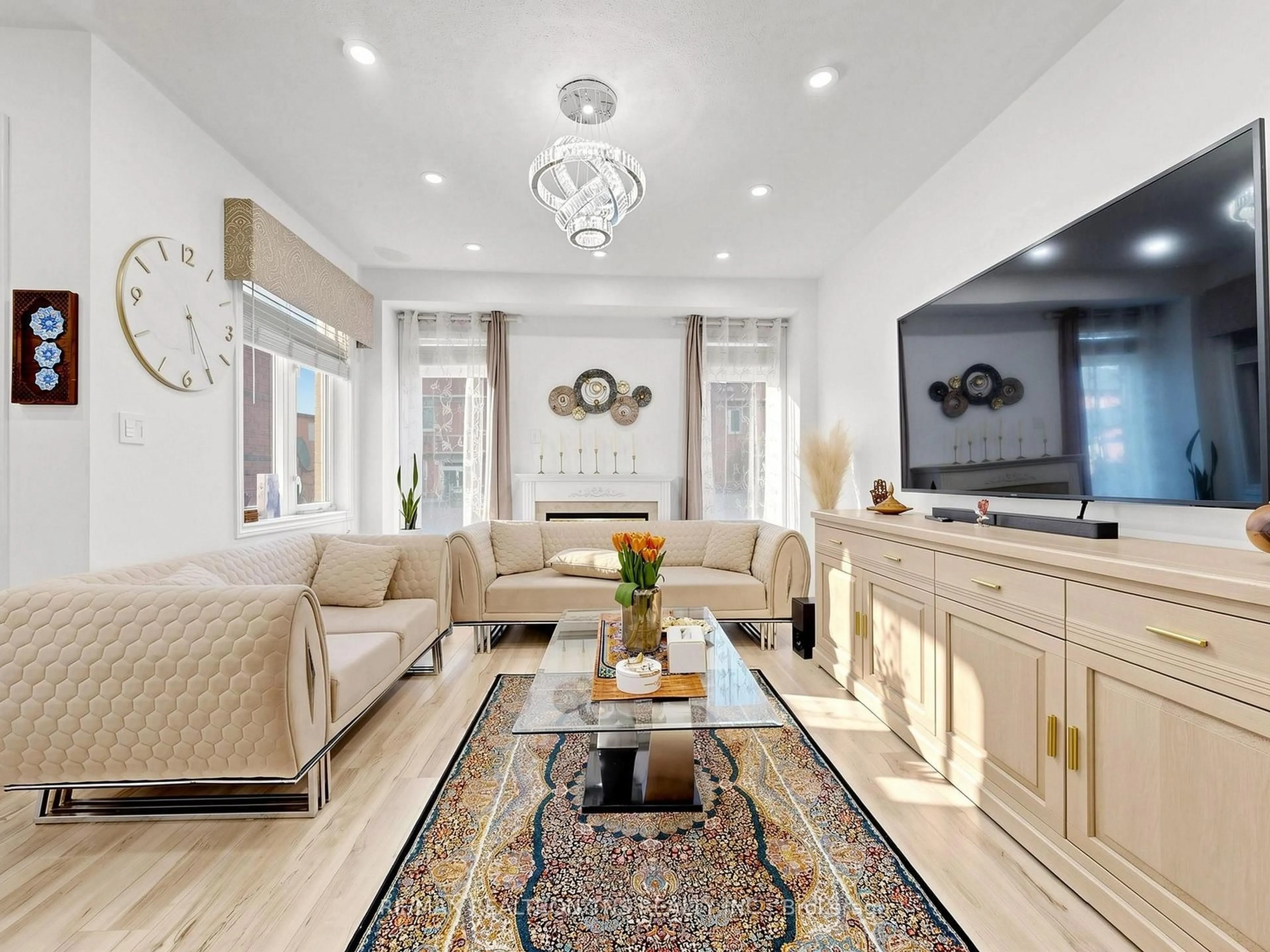 Living room with furniture, unknown for 7 Holly Dr, Richmond Hill Ontario L4S 2P1