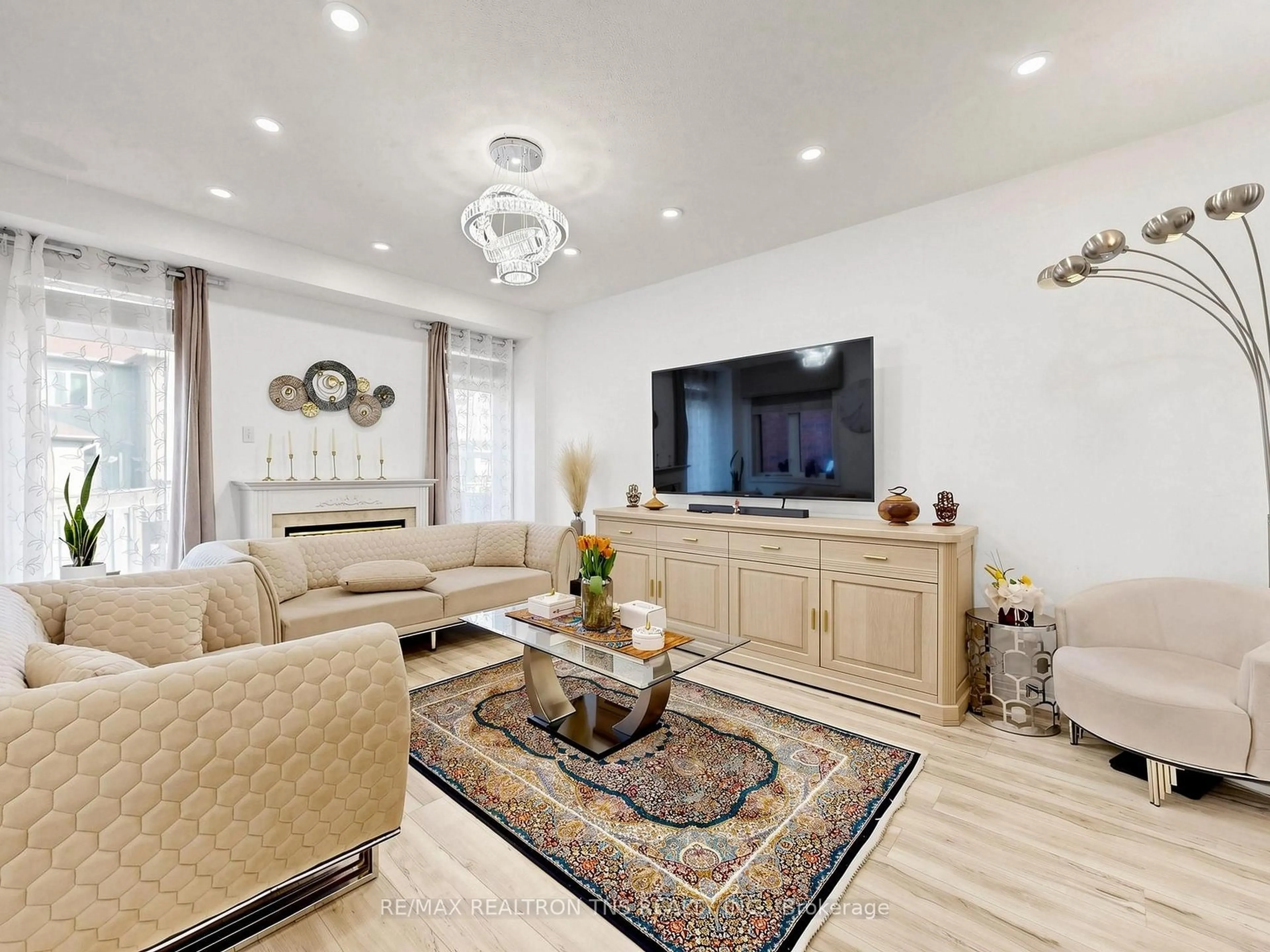 Living room with furniture, unknown for 7 Holly Dr, Richmond Hill Ontario L4S 2P1