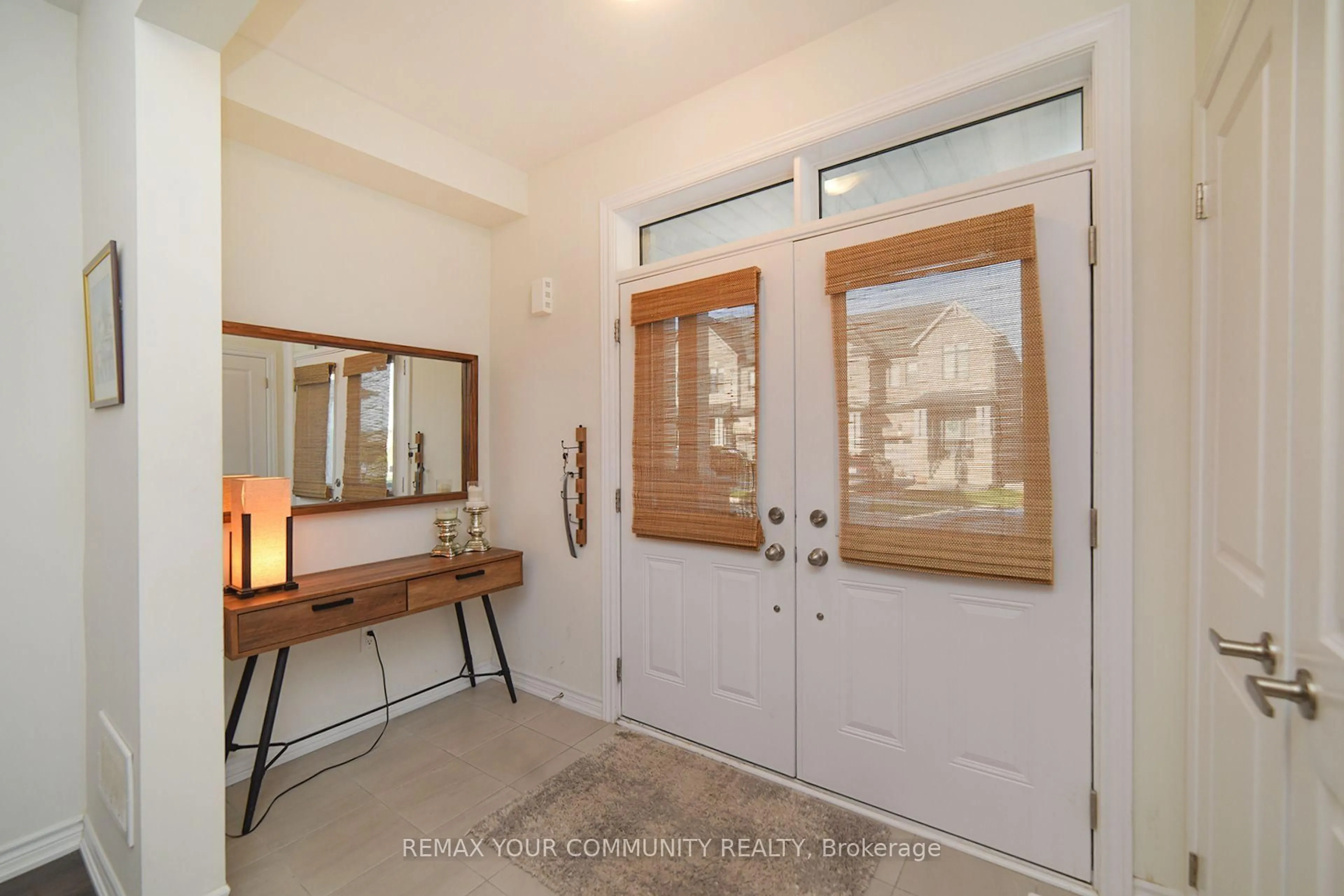 Indoor entryway for 12 Viola St, East Gwillimbury Ontario L9N 0T6