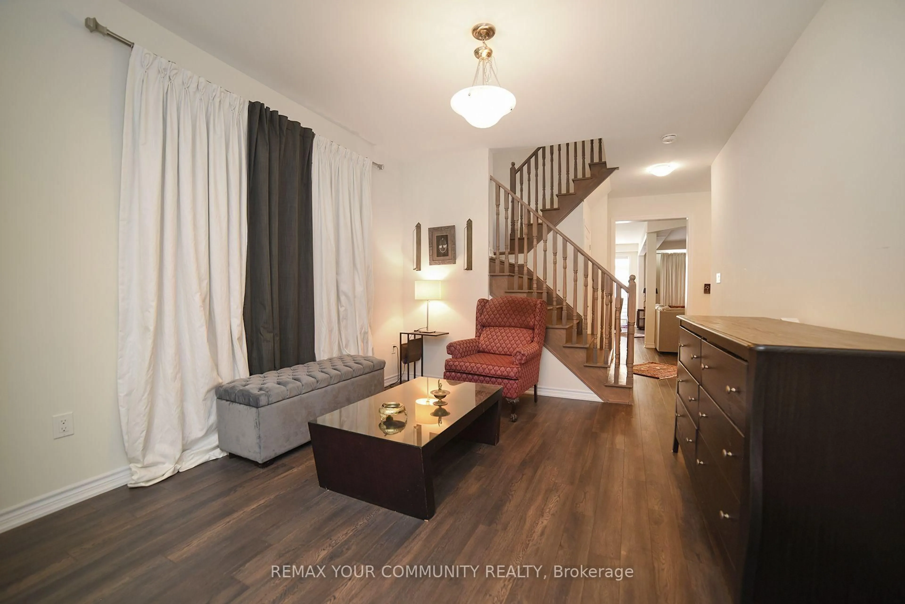 Living room with furniture, unknown for 12 Viola St, East Gwillimbury Ontario L9N 0T6