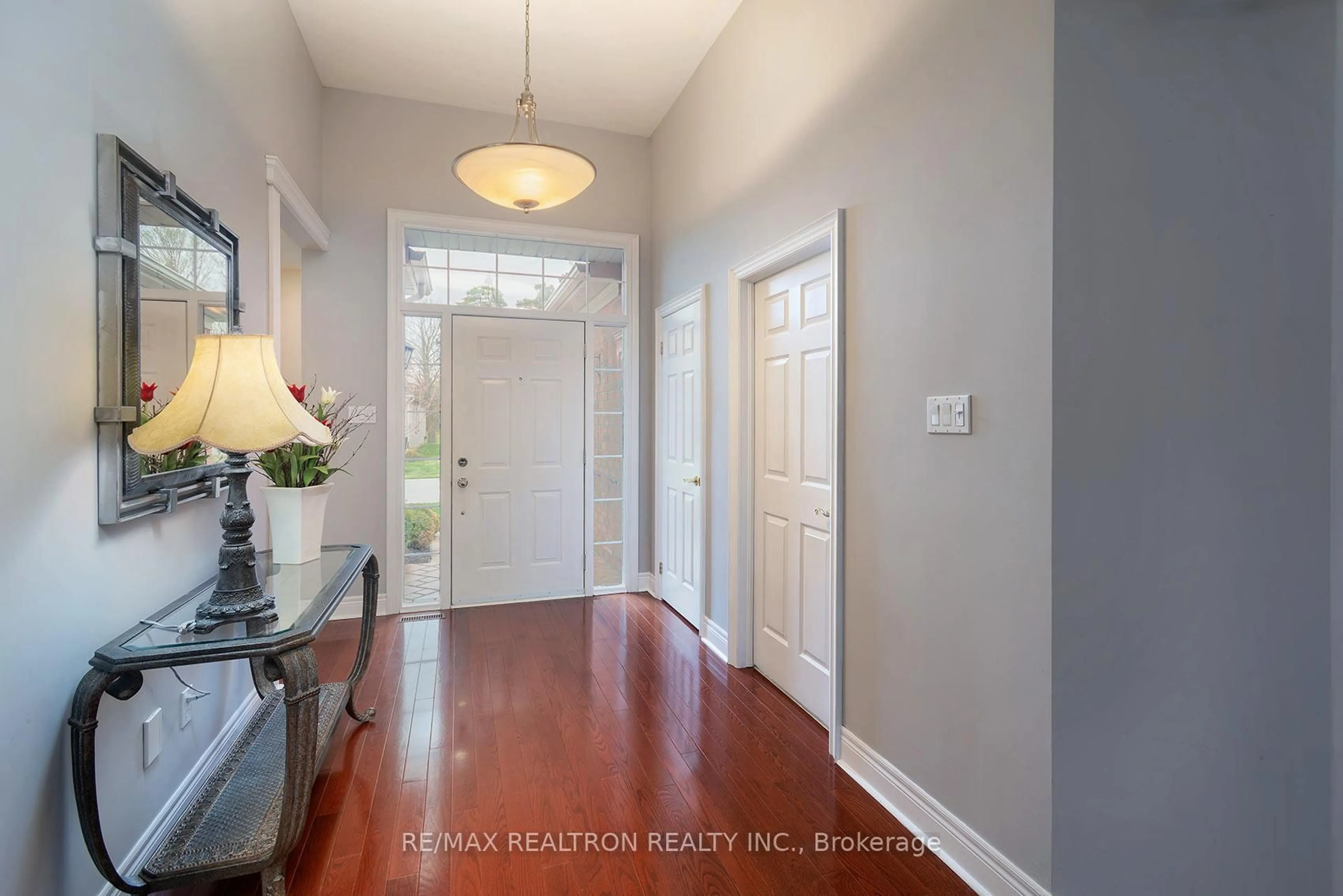 Indoor entryway for 89 Couples Gallery, Whitchurch-Stouffville Ontario L4A 1M7